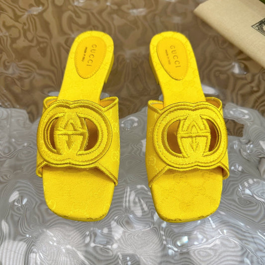 WOMEN'S INTERLOCKING G SLIDE SANDAL LEMON CANVAS