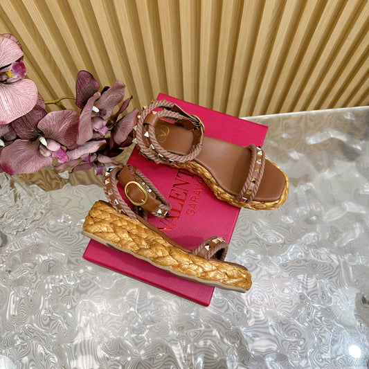 Rockstud Flatform Sandal 45mm In Brown Mix Brownish Pink Calfskin And Raffia 102842