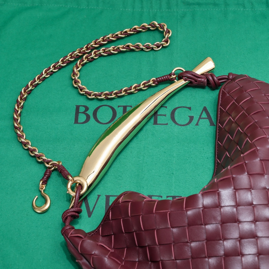 SARDINE 33 WITH CHAIN IN BAROLO LAMBSKIN