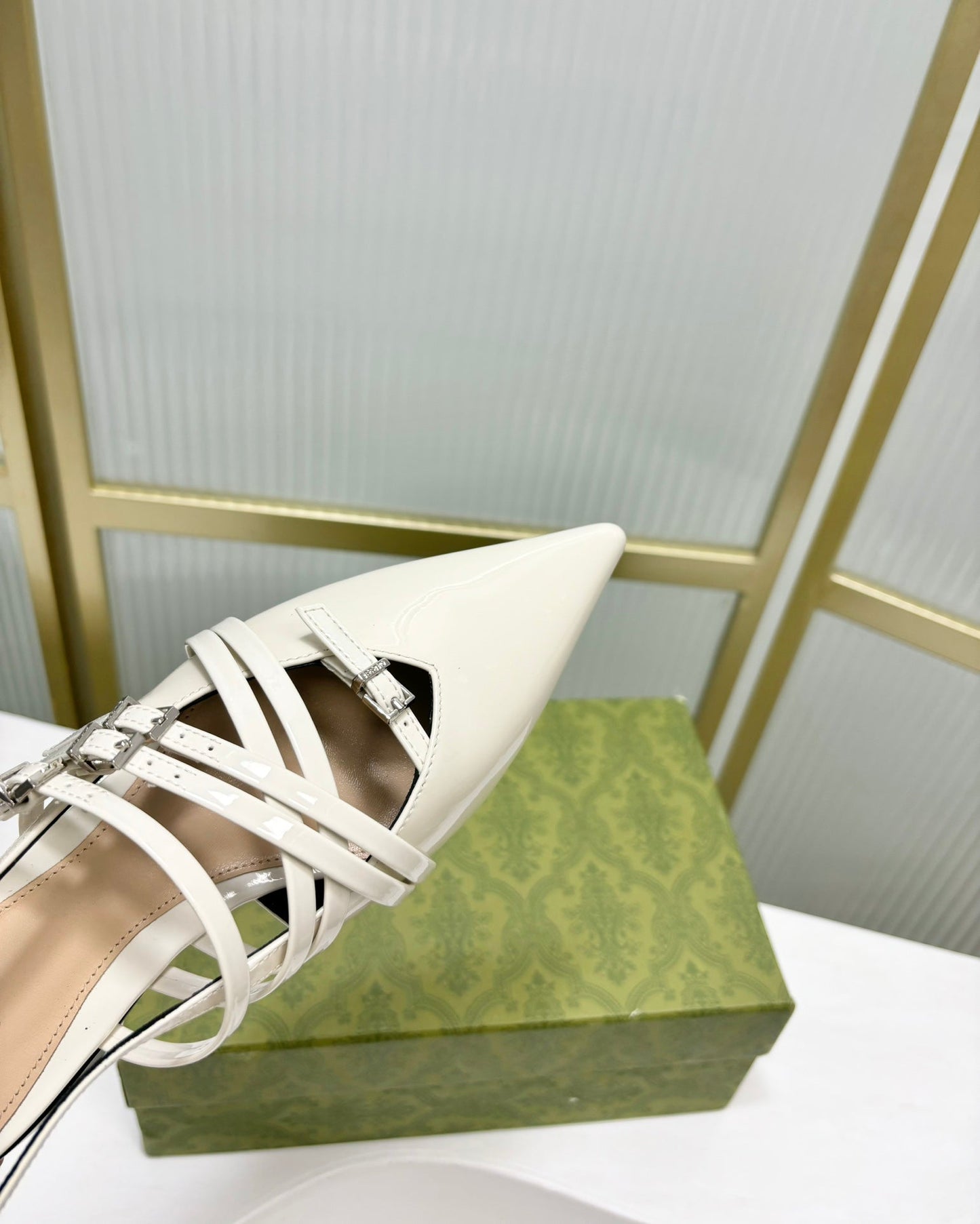 STRAPPY FLAT SLINGBACK IN WHITE GLOSSY CALFSKIN