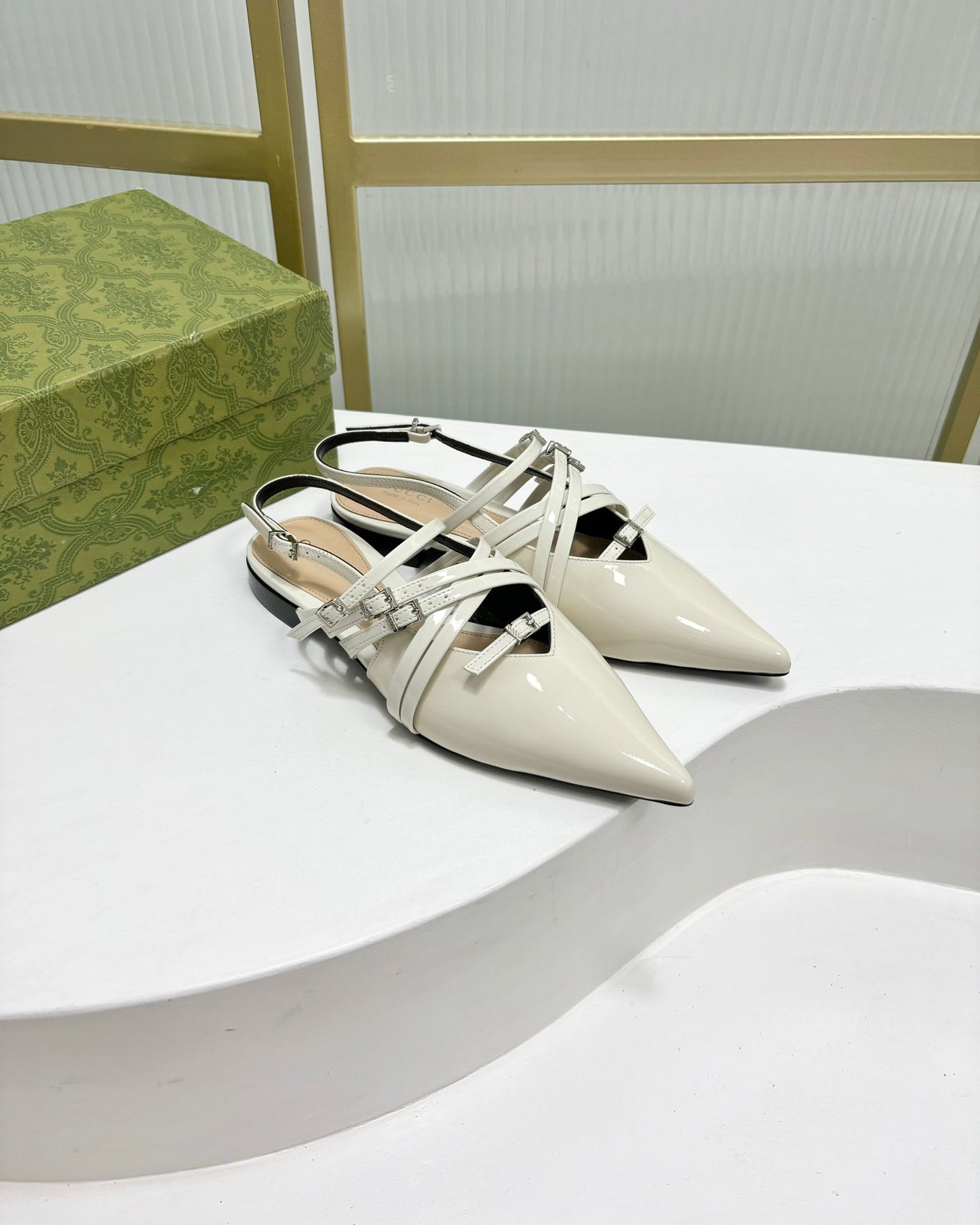 STRAPPY FLAT SLINGBACK IN WHITE GLOSSY CALFSKIN