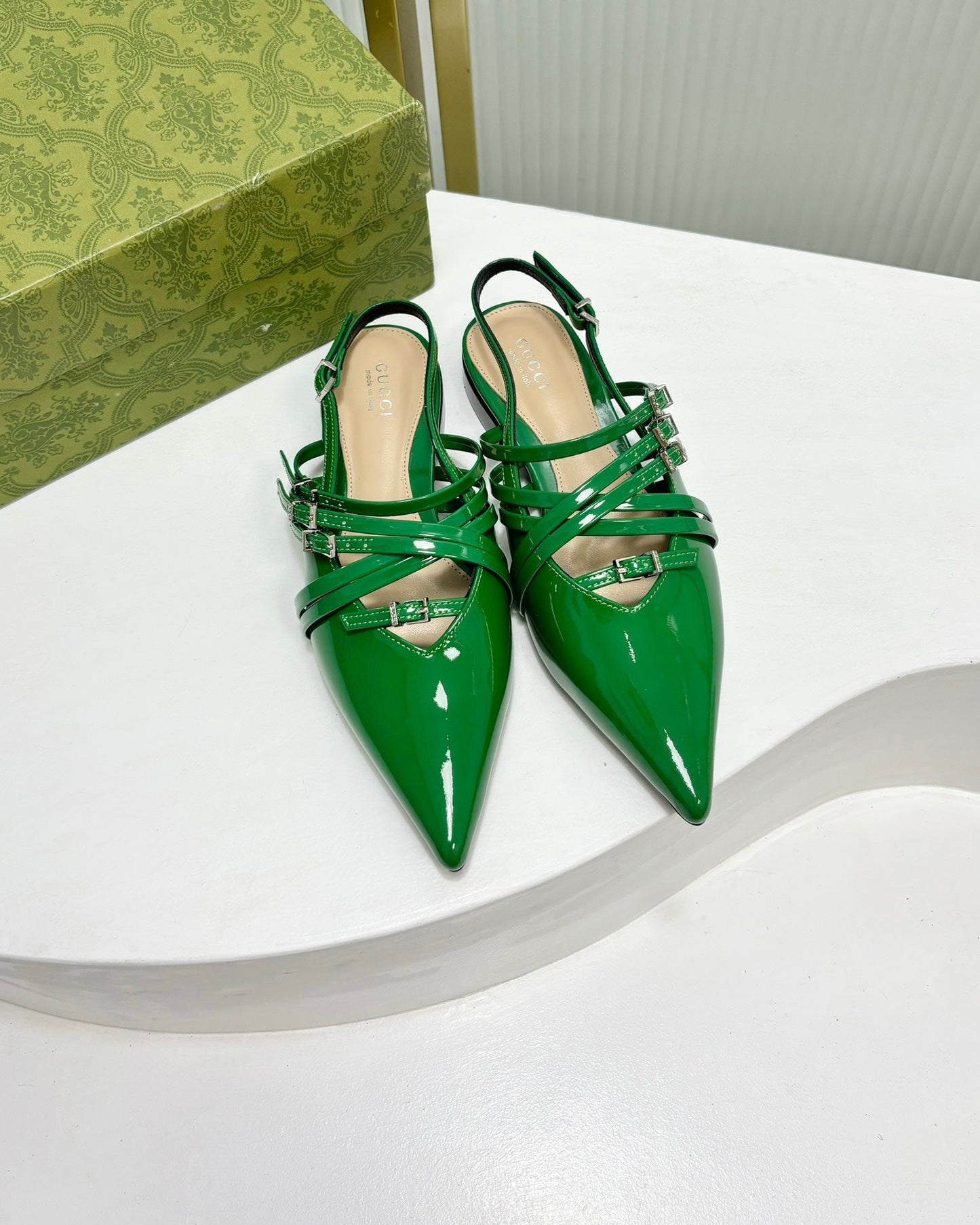 STRAPPY FLAT SLINGBACK IN EMERALD GREEN GLOSSY CALFSKIN