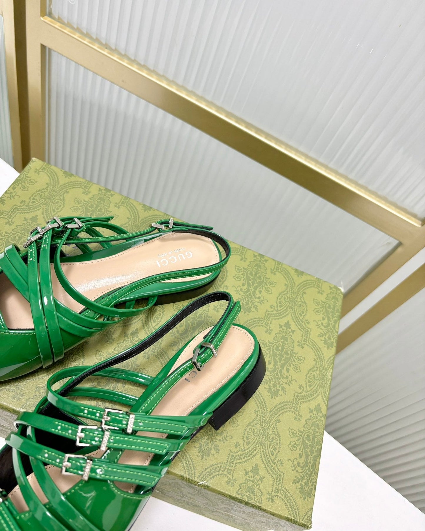 STRAPPY FLAT SLINGBACK IN EMERALD GREEN GLOSSY CALFSKIN