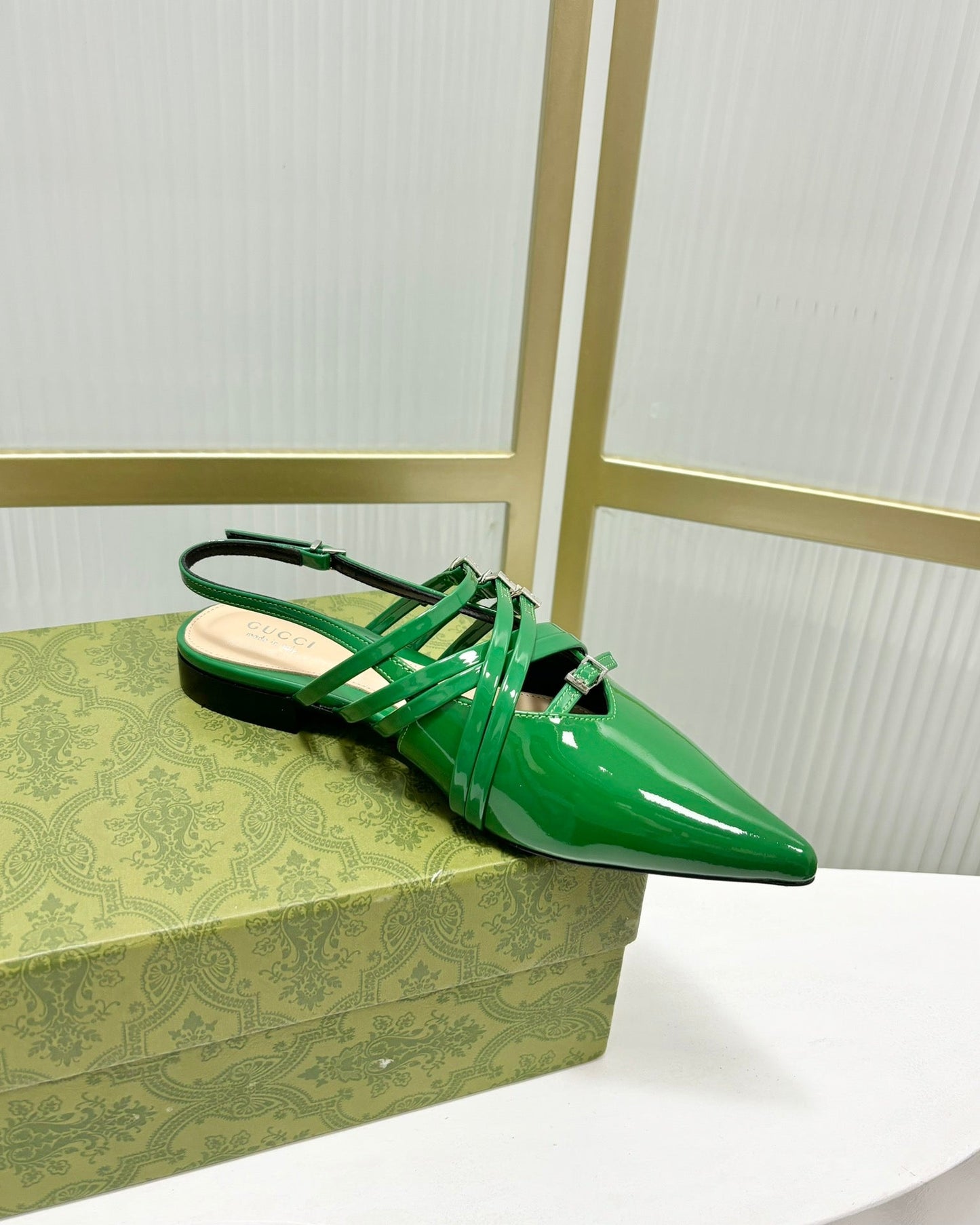 STRAPPY FLAT SLINGBACK IN EMERALD GREEN GLOSSY CALFSKIN