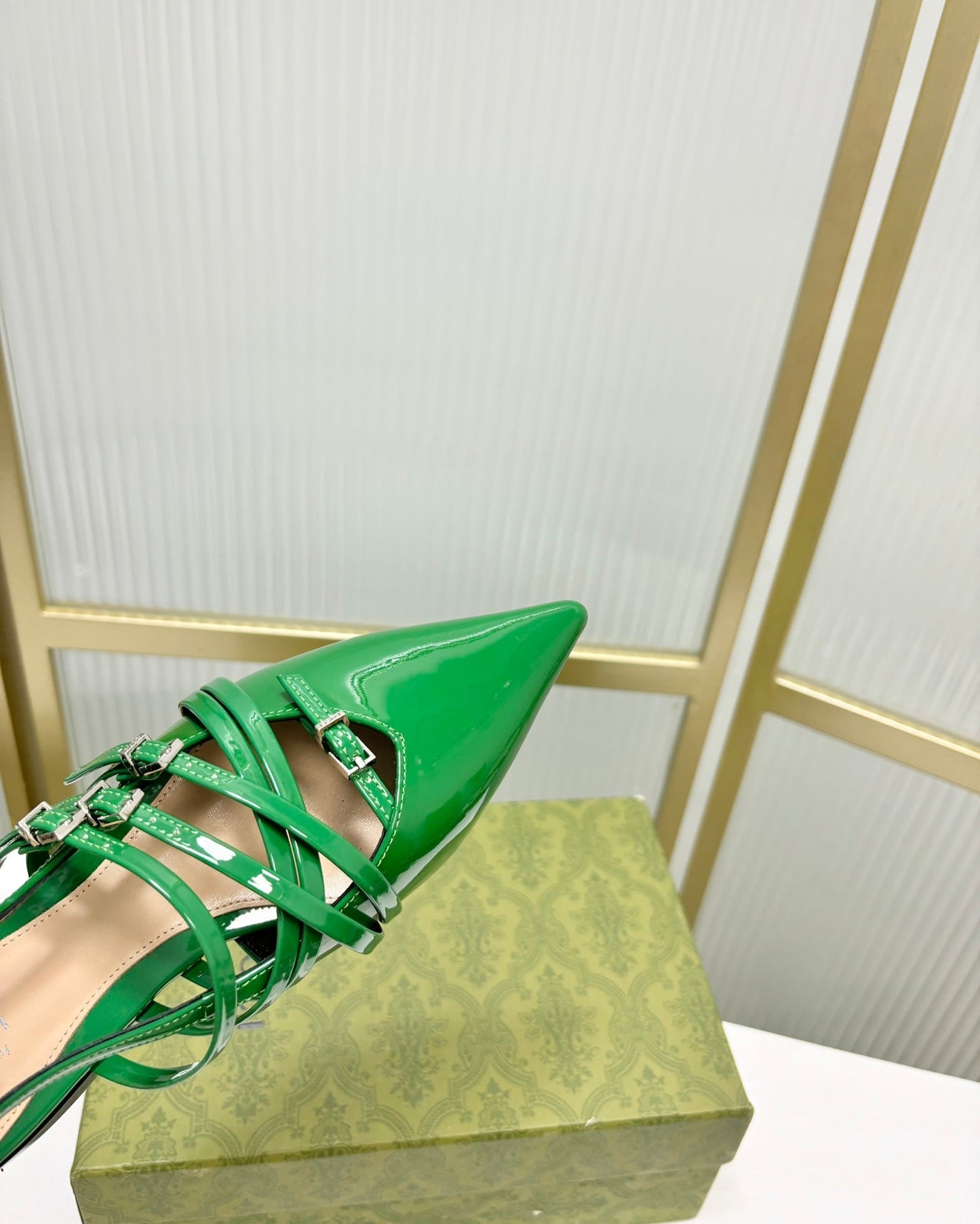 STRAPPY FLAT SLINGBACK IN EMERALD GREEN GLOSSY CALFSKIN