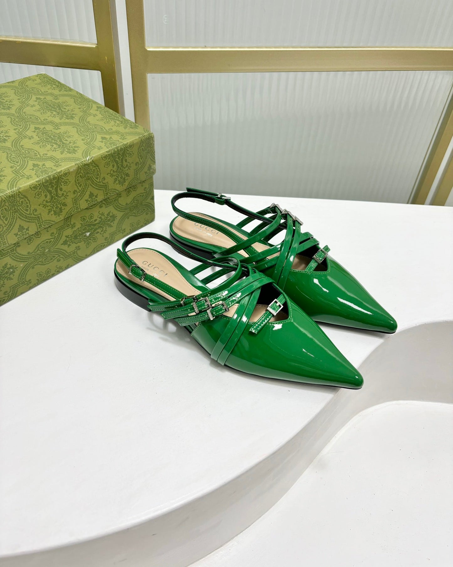 STRAPPY FLAT SLINGBACK IN EMERALD GREEN GLOSSY CALFSKIN