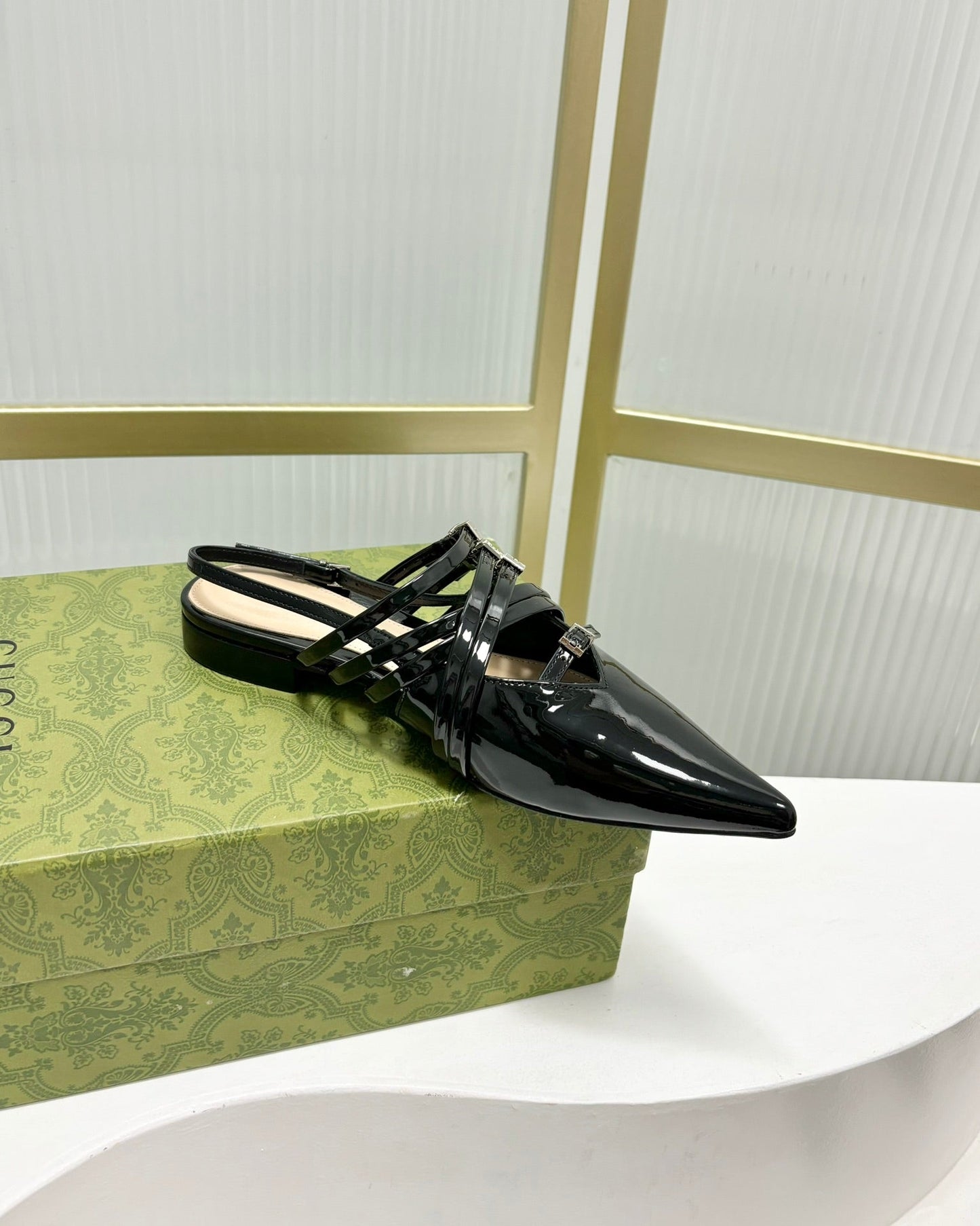 STRAPPY FLAT SLINGBACK IN BLACK GLOSSY CALFSKIN