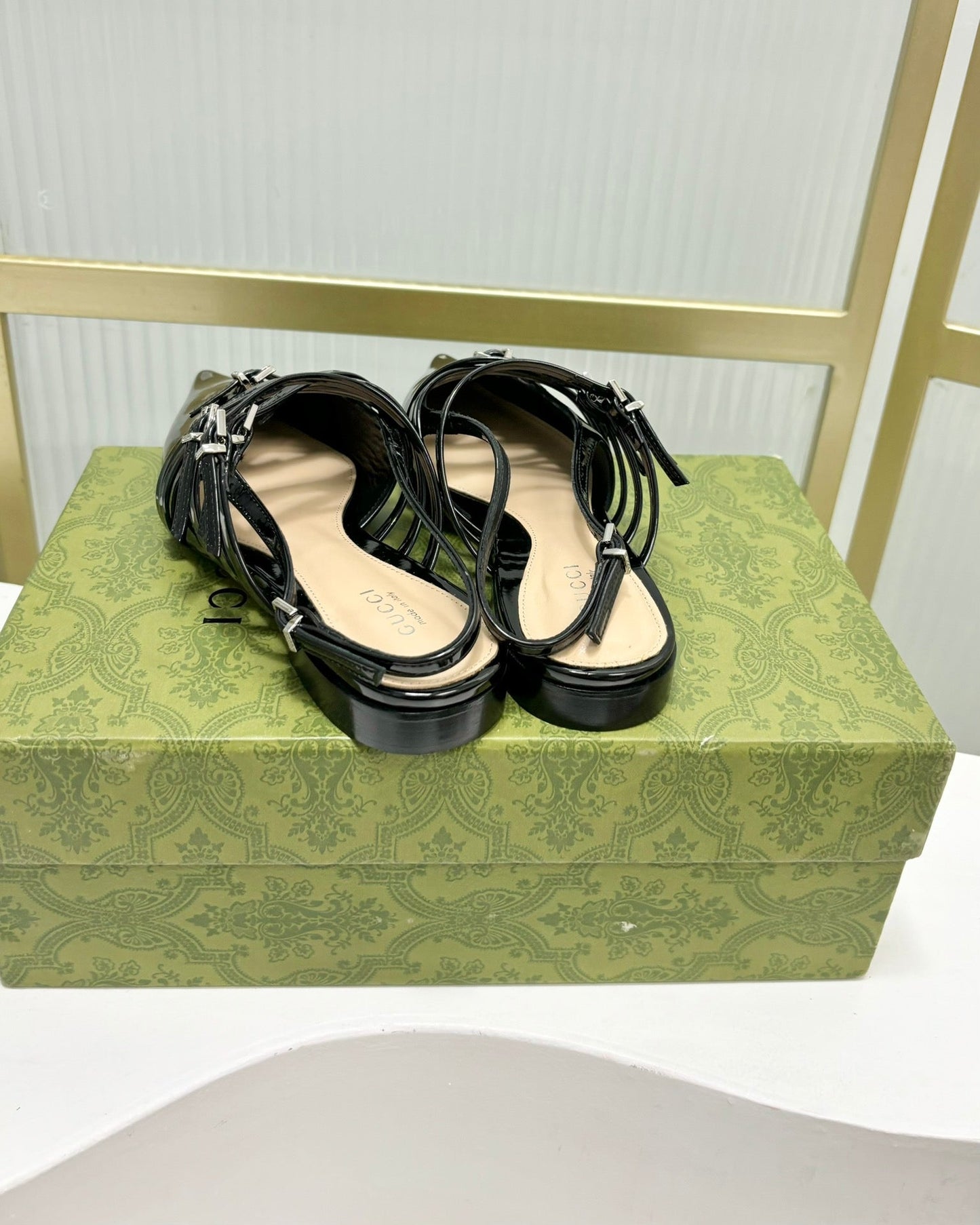 STRAPPY FLAT SLINGBACK IN BLACK GLOSSY CALFSKIN