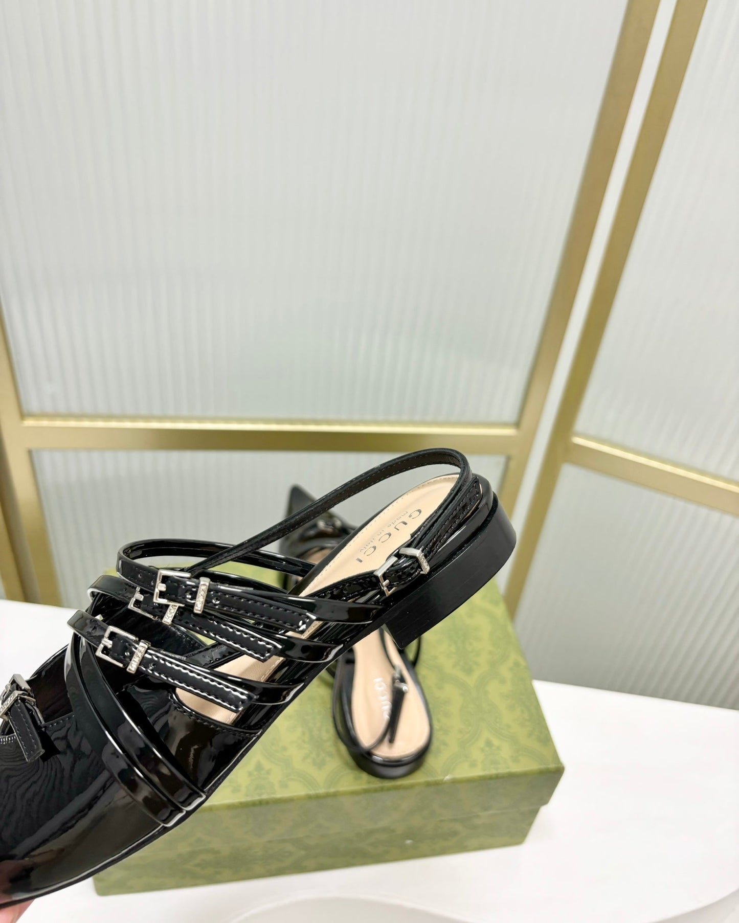 STRAPPY FLAT SLINGBACK IN BLACK GLOSSY CALFSKIN