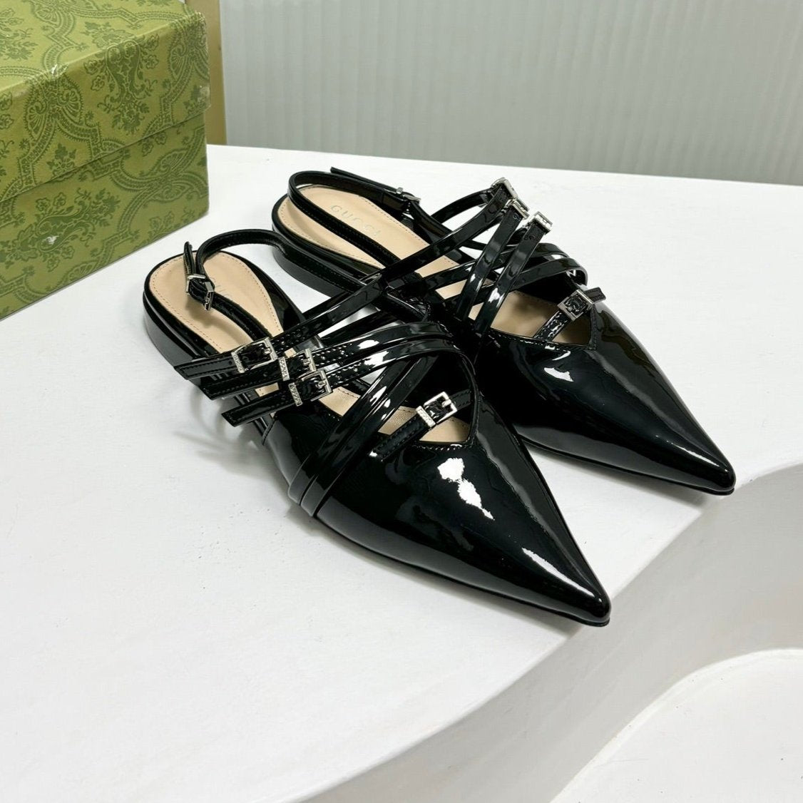 STRAPPY FLAT SLINGBACK IN BLACK GLOSSY CALFSKIN