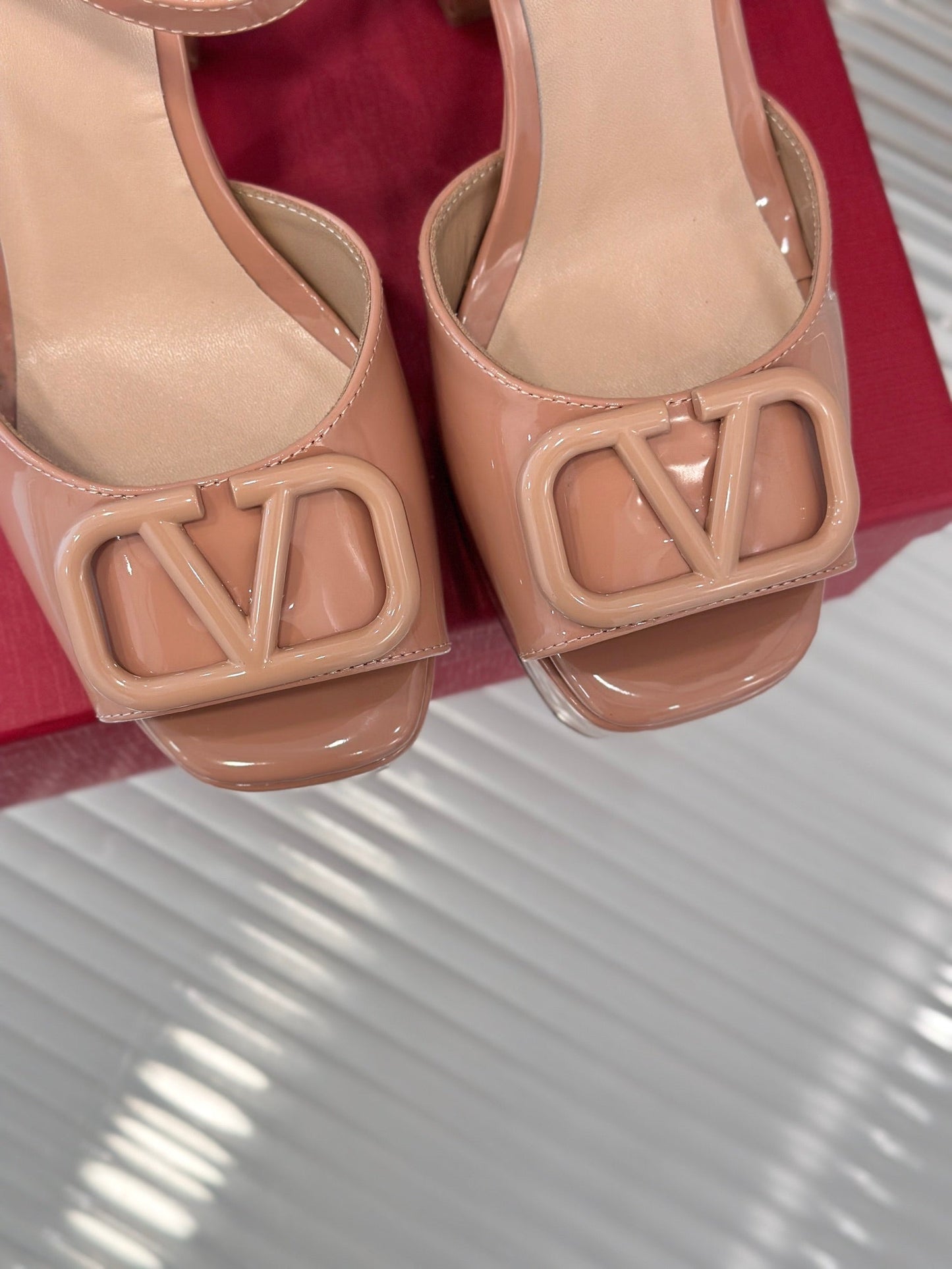 Sandal With Vlogo Signature Platform In Dark Beige Pink Glossy Calfskin 110mm 989458