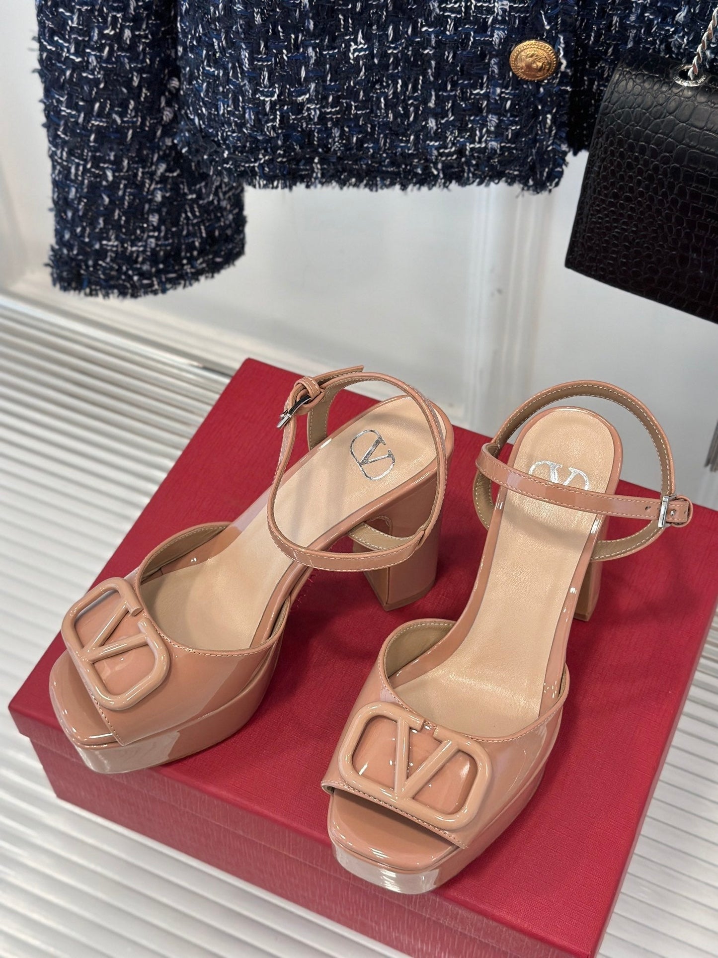 Sandal With Vlogo Signature Platform In Dark Beige Pink Glossy Calfskin 110mm 989458