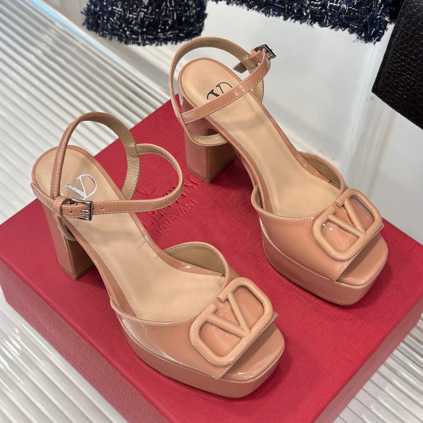 Sandal With Vlogo Signature Platform In Dark Beige Pink Glossy Calfskin 110mm 989458