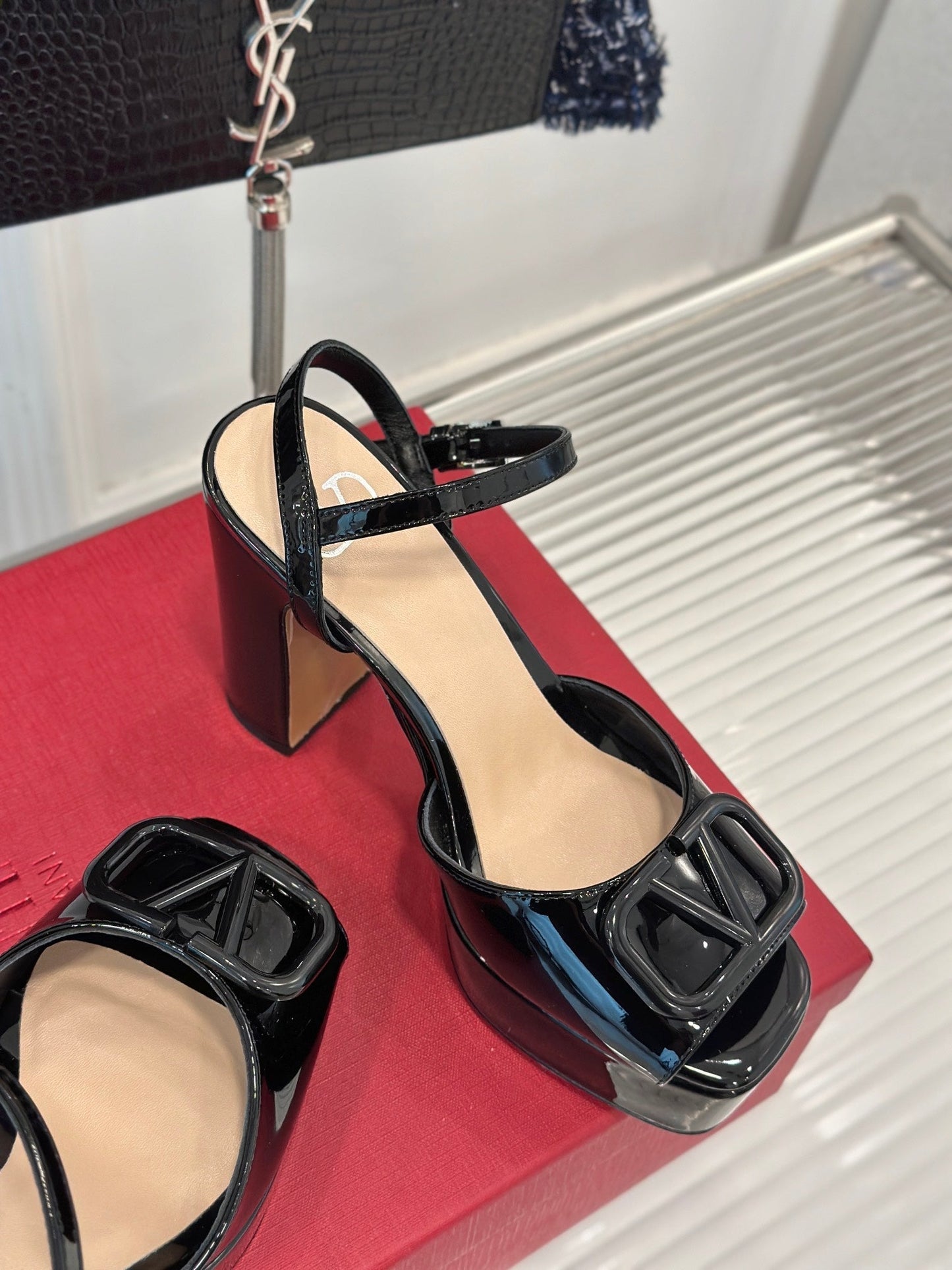 Sandal With Vlogo Signature Platform In Black Glossy Calfskin 110mm  989460