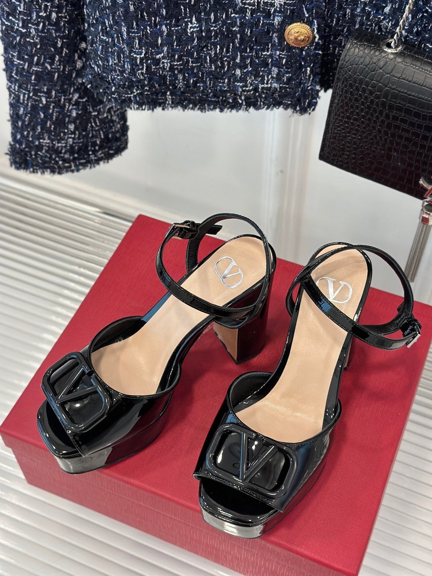 Sandal With Vlogo Signature Platform In Black Glossy Calfskin 110mm  989460