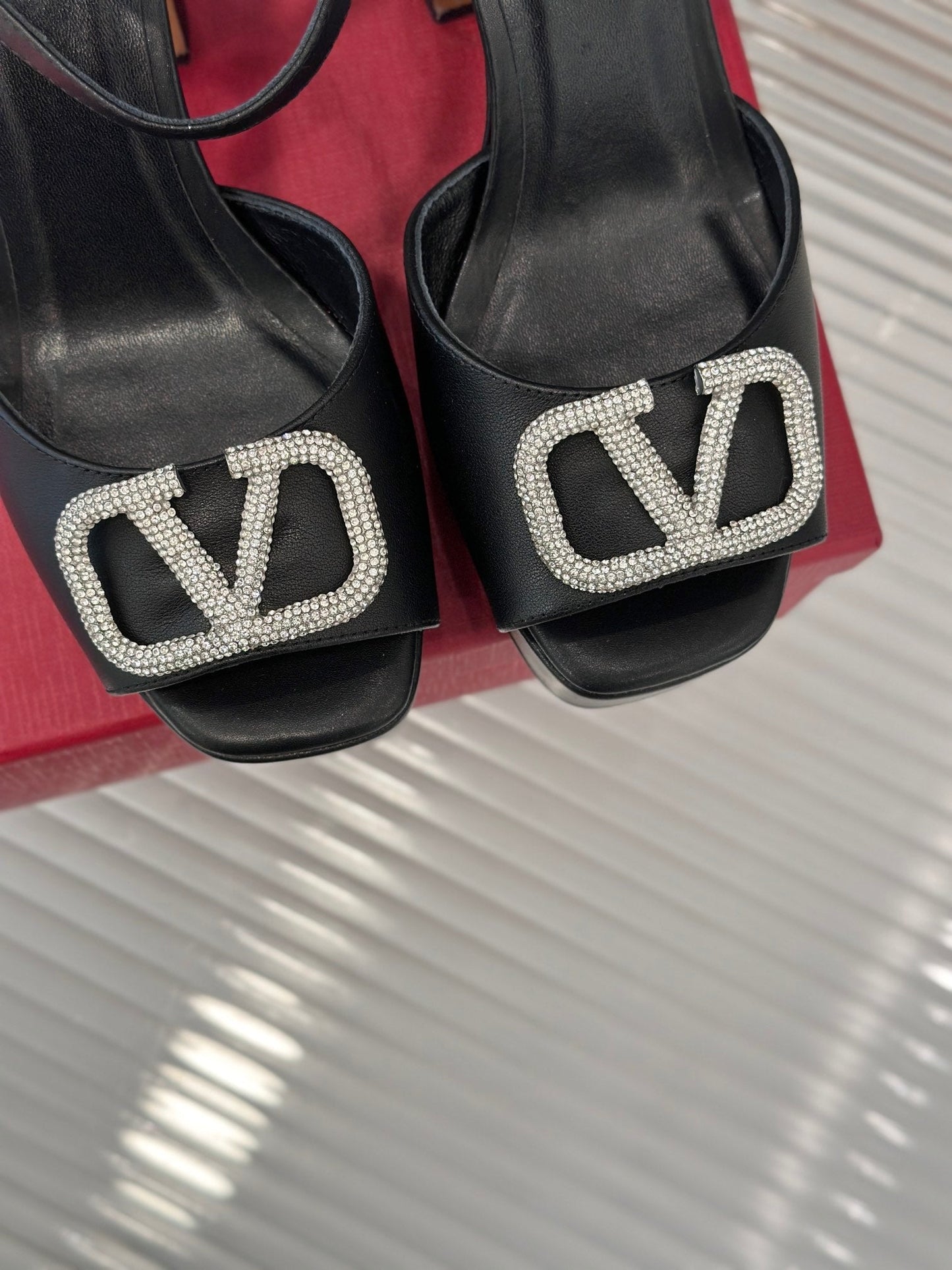 Sandal With Vlogo Signature Platform In Black With Stone Calfskin 110mm 989465