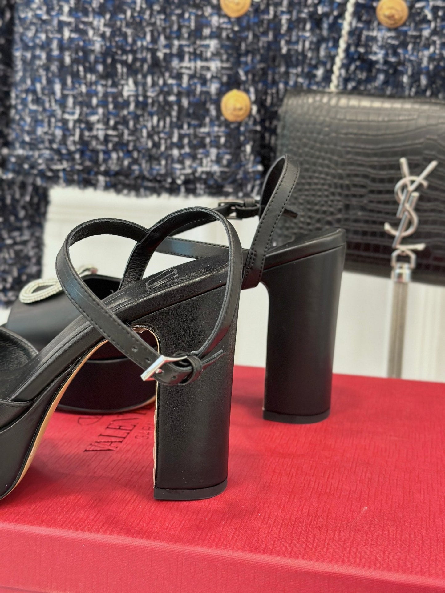 Sandal With Vlogo Signature Platform In Black With Stone Calfskin 110mm 989465