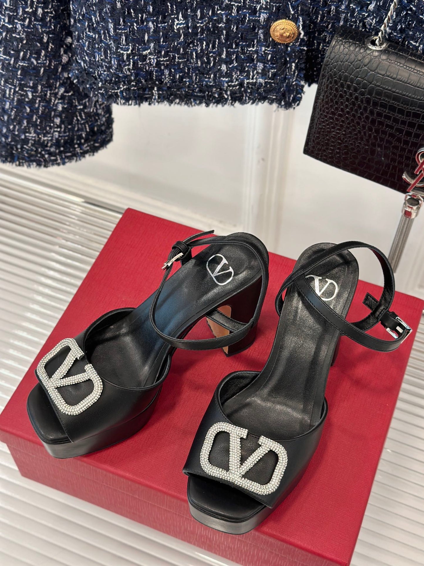 Sandal With Vlogo Signature Platform In Black With Stone Calfskin 110mm 989465