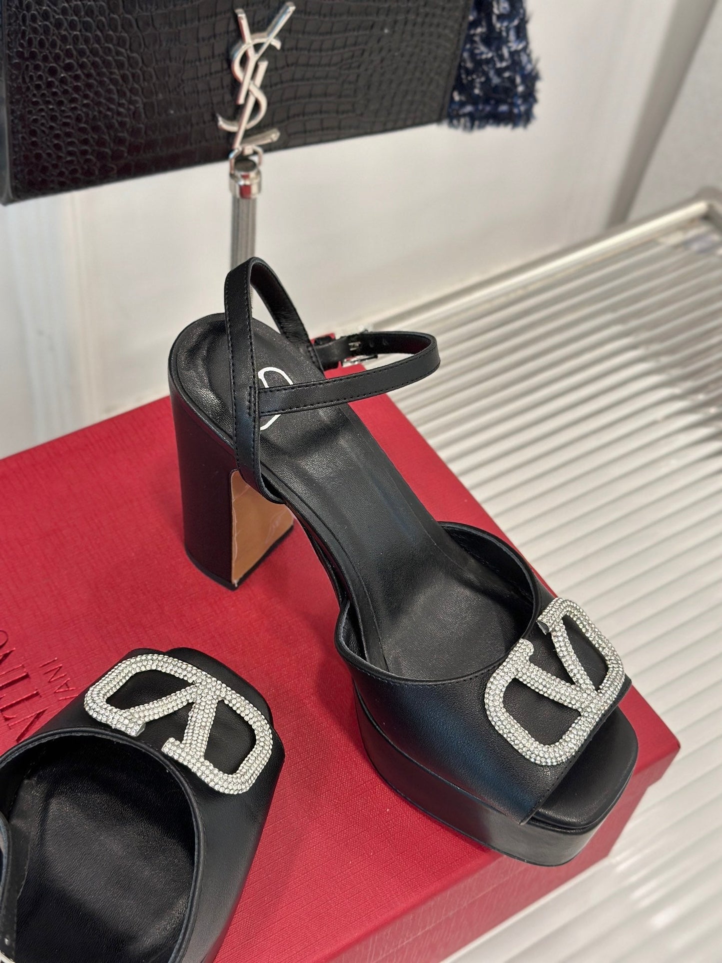 Sandal With Vlogo Signature Platform In Black With Stone Calfskin 110mm 989465