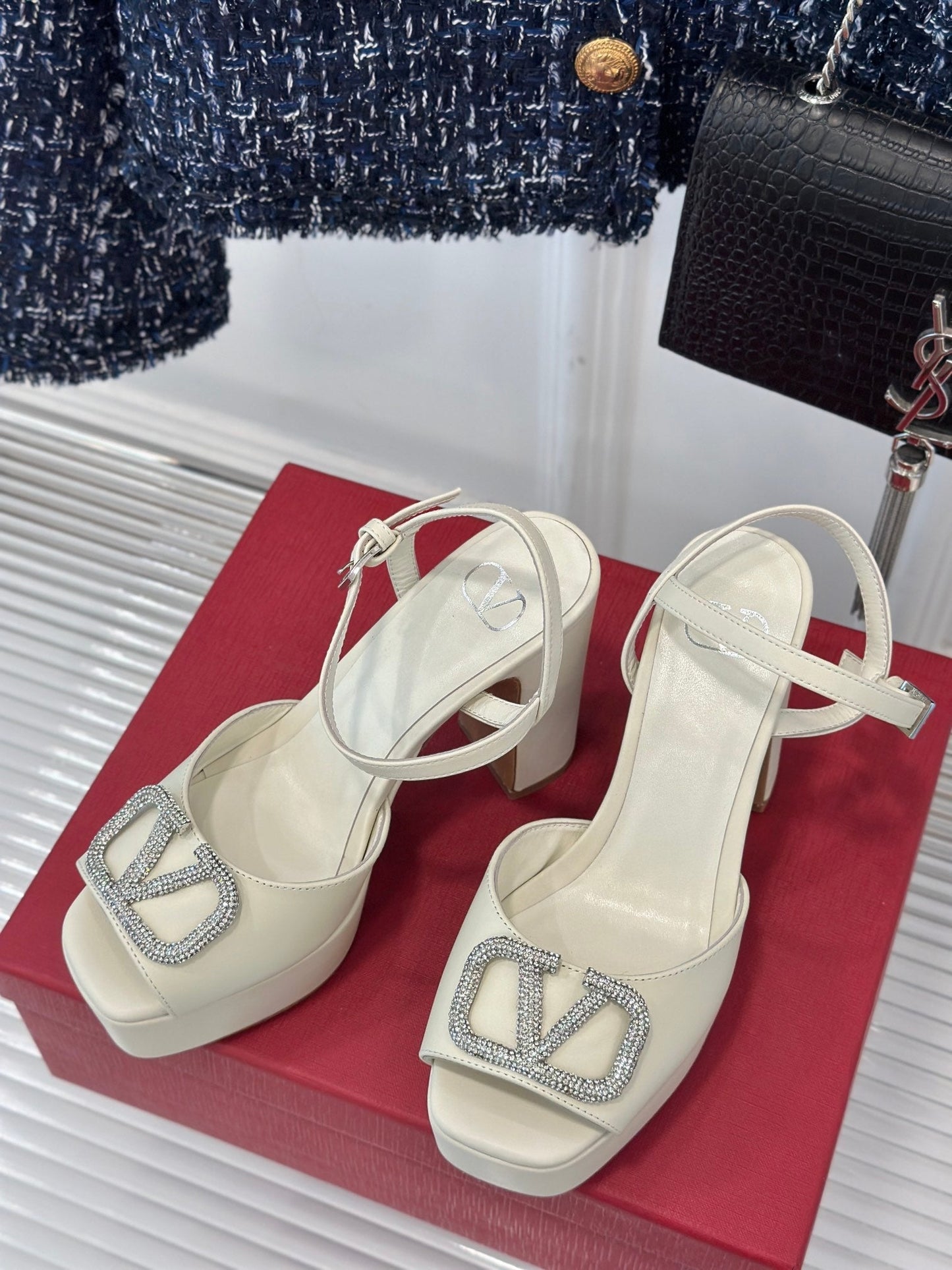 Sandal With Vlogo Signature Platform In White With Stone Calfskin 110mm 989467