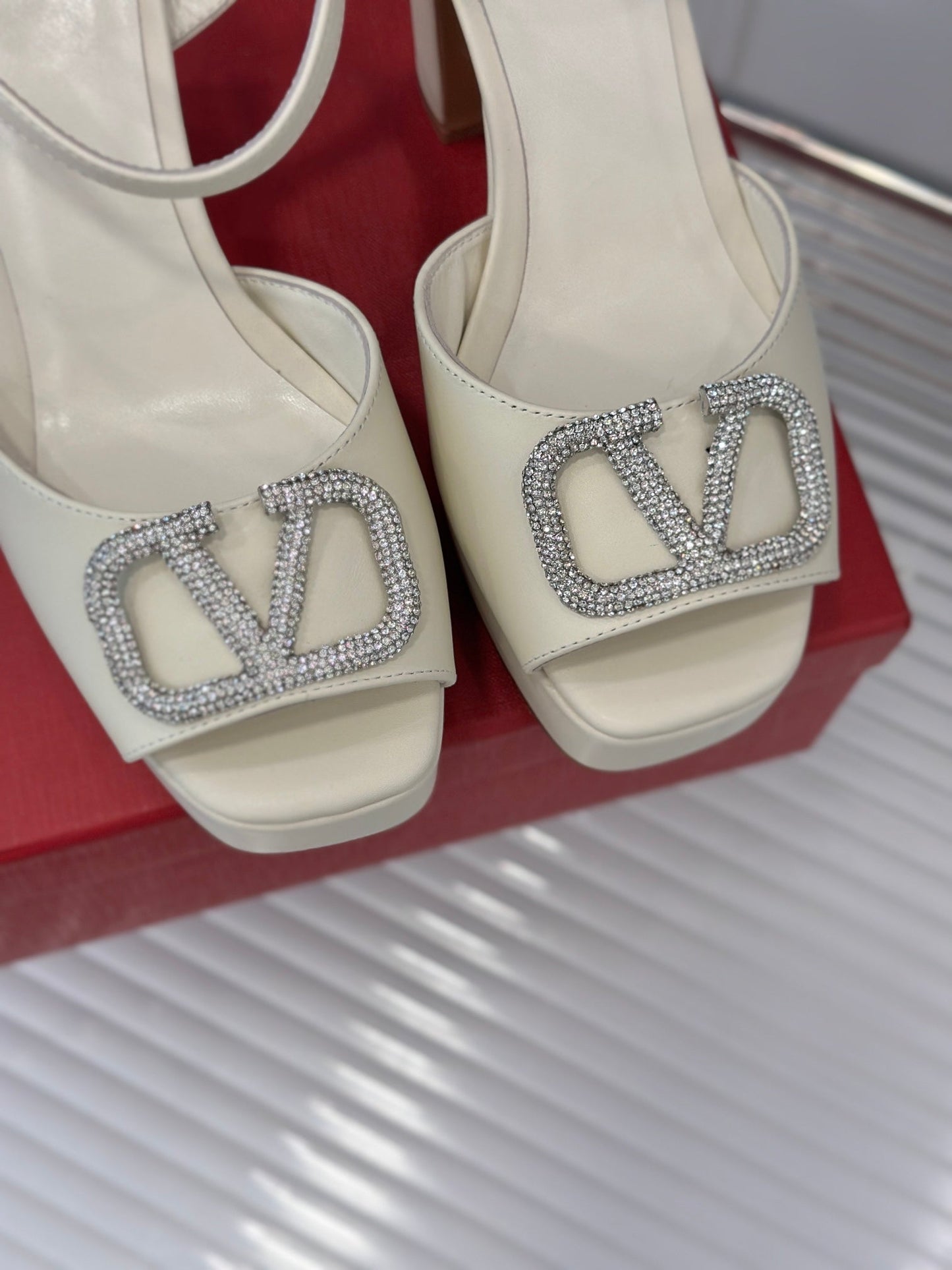 Sandal With Vlogo Signature Platform In White With Stone Calfskin 110mm 989467