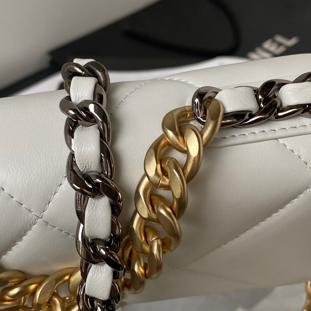 19 WOC 19CM WHITE LAMBSKIN GOLD HARDWARE