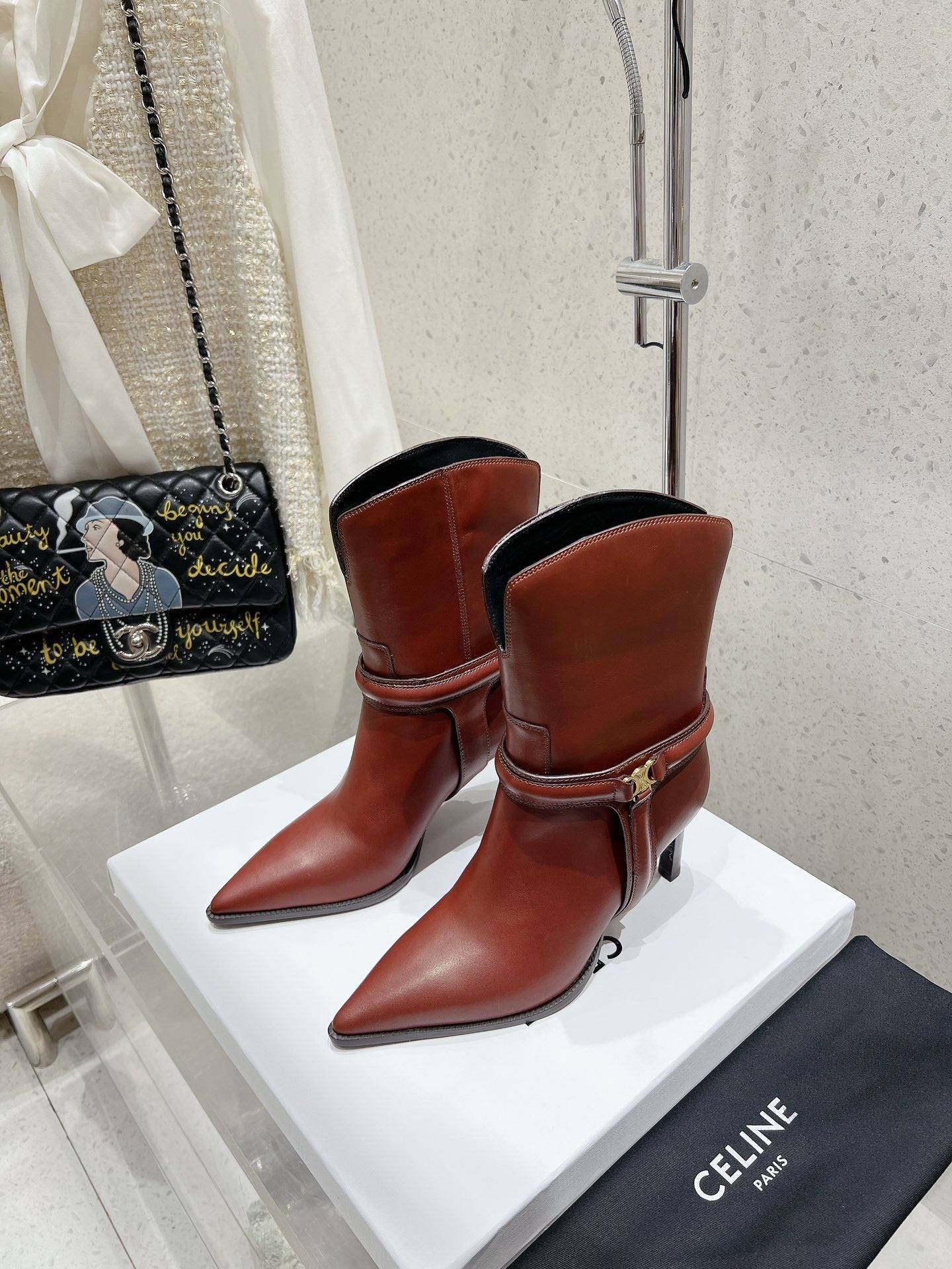 VERNEUIL ANKLE BOOT WITH TRIOMPHE IN RED BROWN CALFSKIN