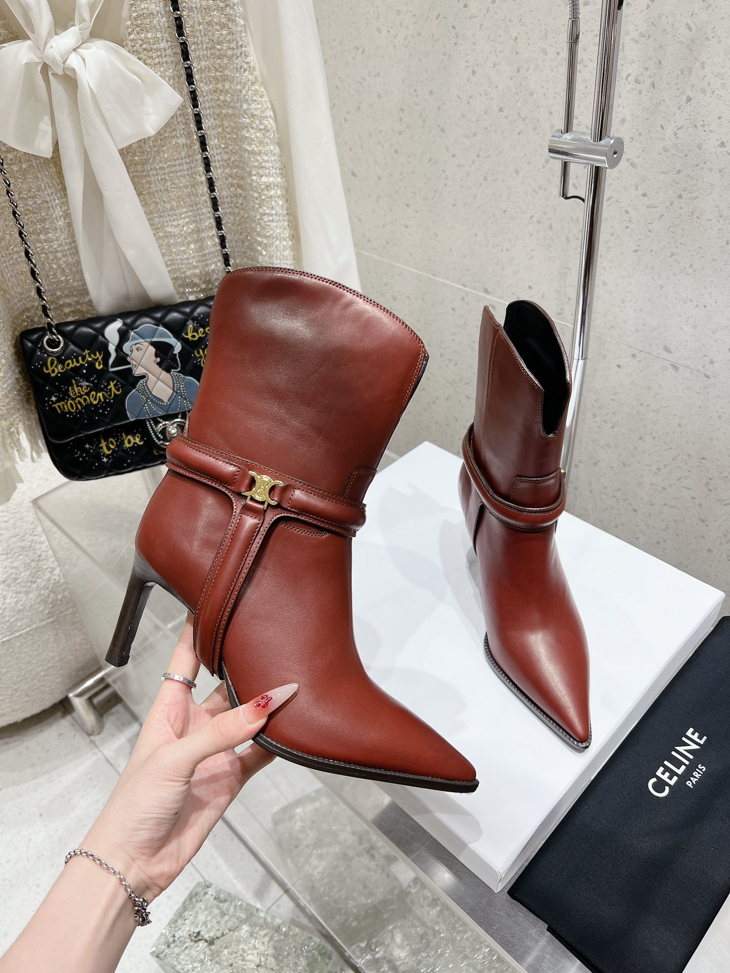 VERNEUIL ANKLE BOOT WITH TRIOMPHE IN RED BROWN CALFSKIN