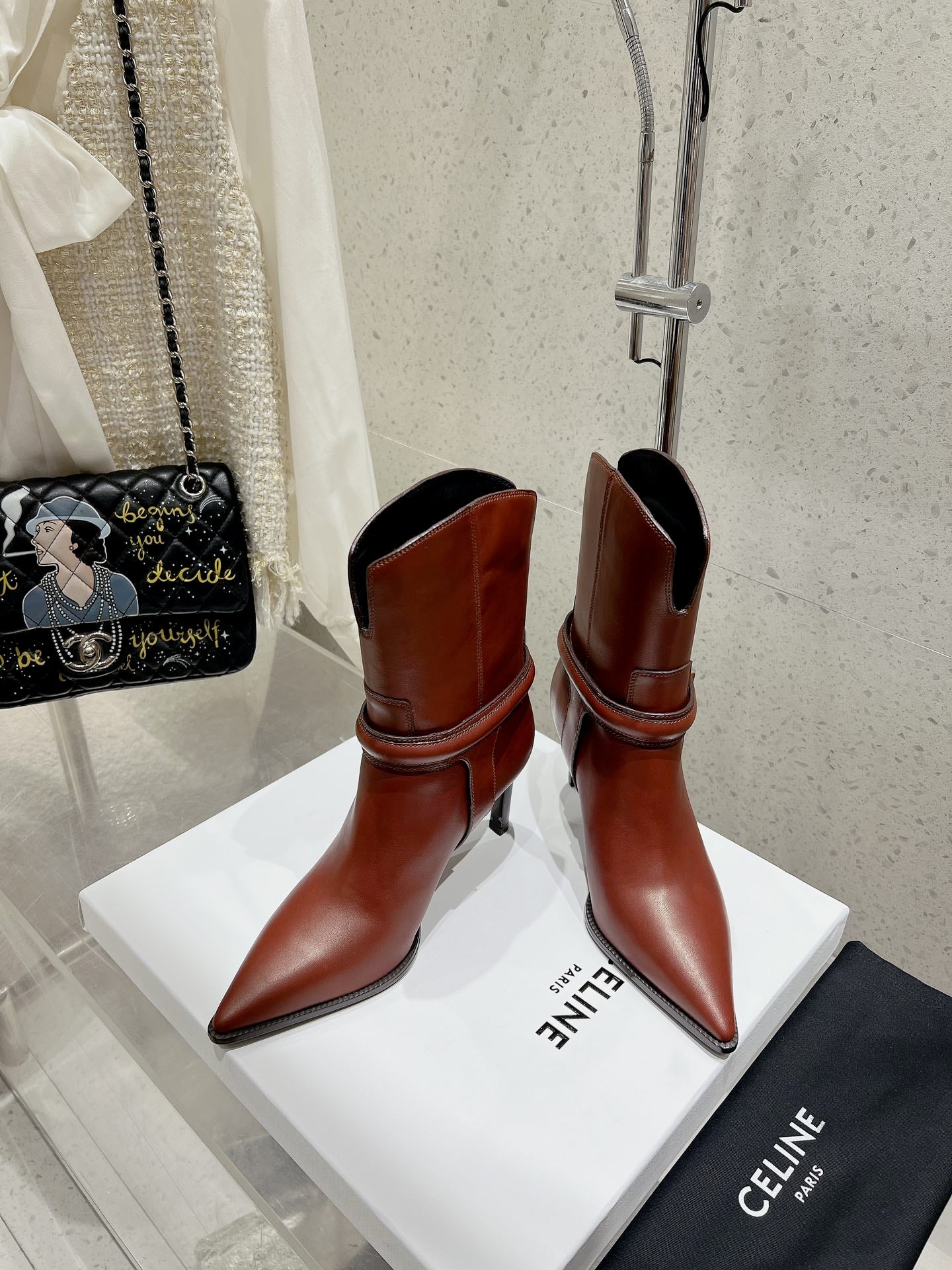 VERNEUIL ANKLE BOOT WITH TRIOMPHE IN RED BROWN CALFSKIN