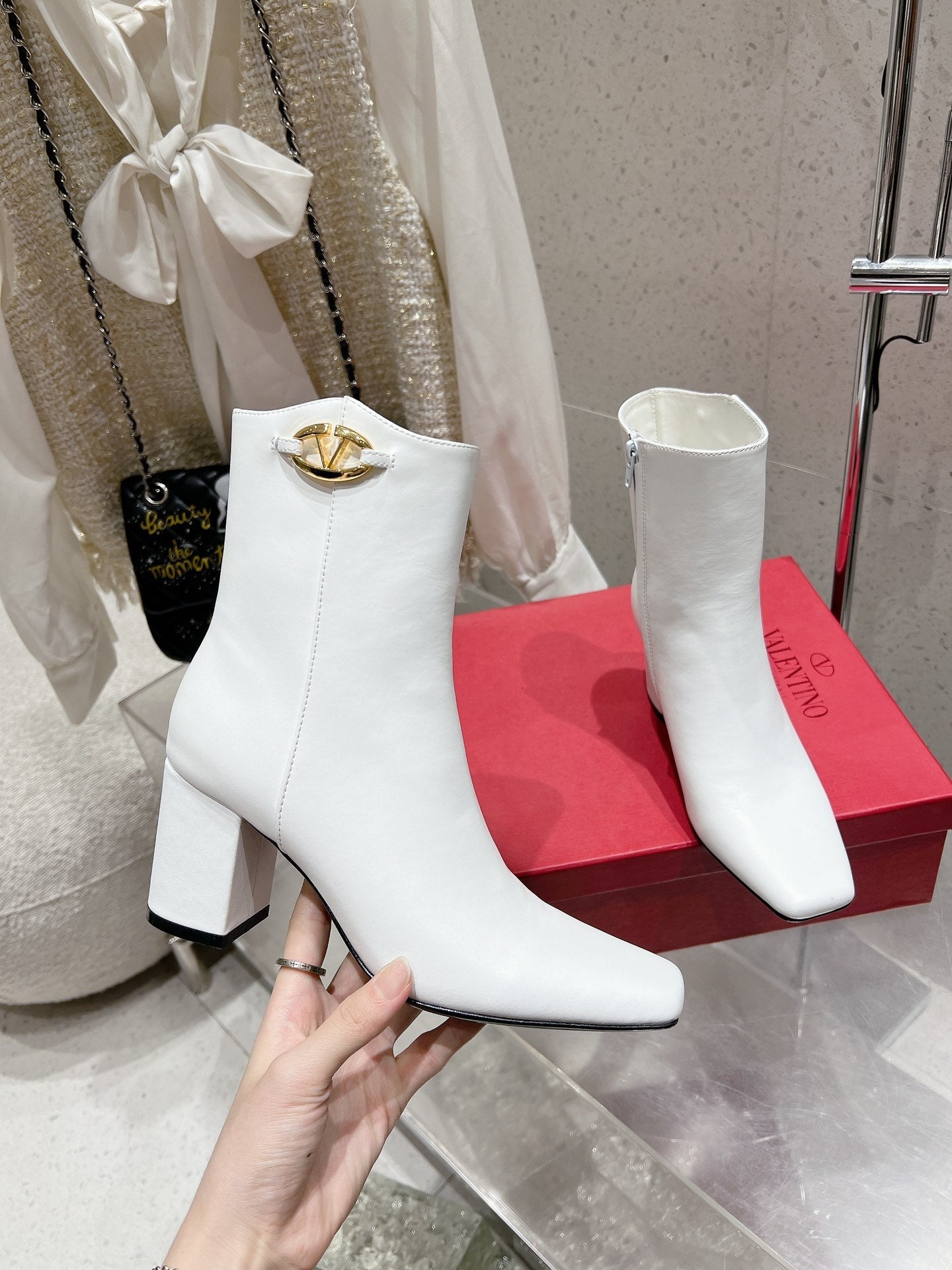 VLOGO SIGNATURE WHITE CALFSKIN ANKLE BOOT 75 MM