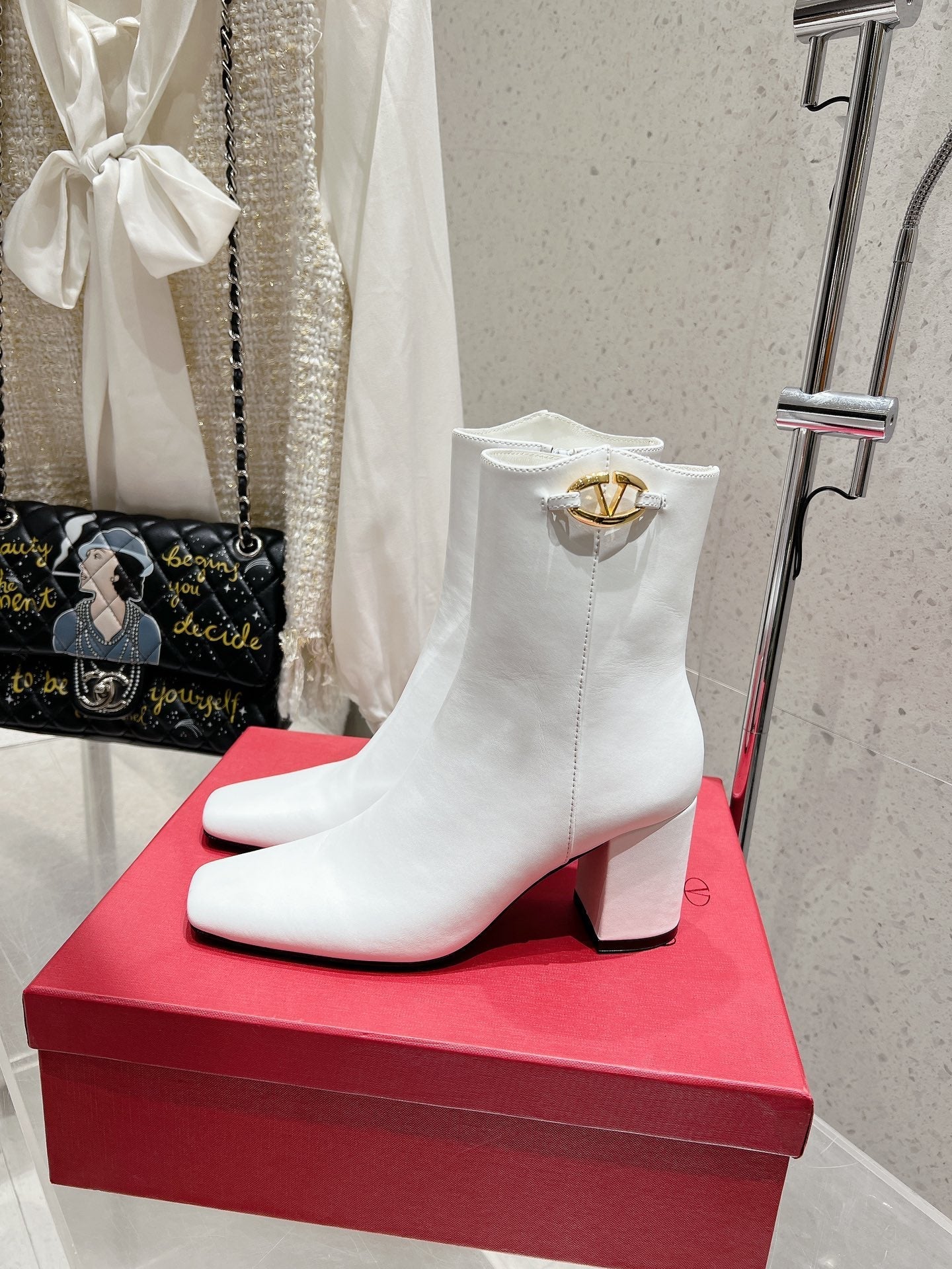 VLOGO SIGNATURE WHITE CALFSKIN ANKLE BOOT 75 MM