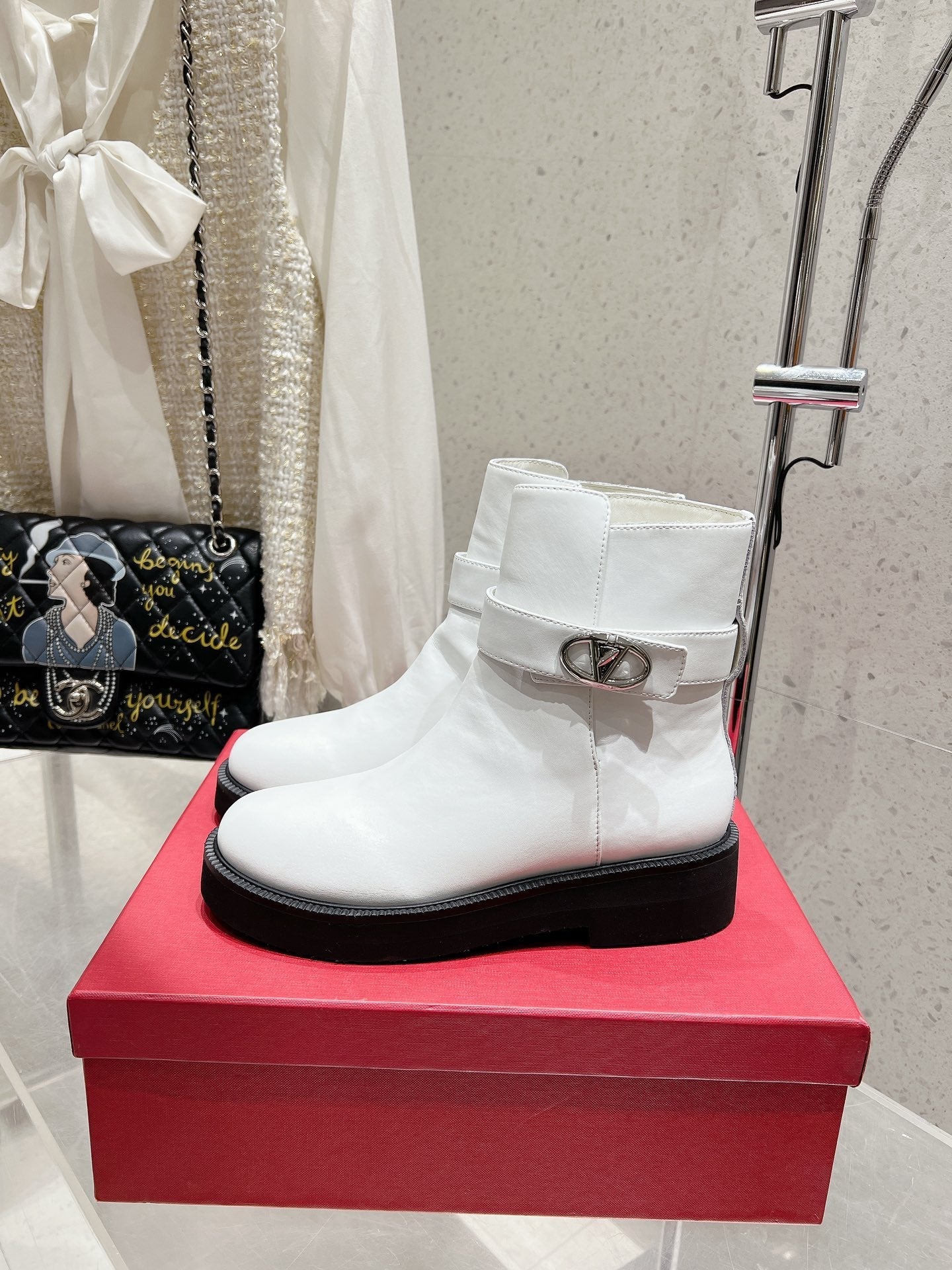 VLOGO SIGNATURE WHITE CALFSKIN ANKLE BOOT 30MM