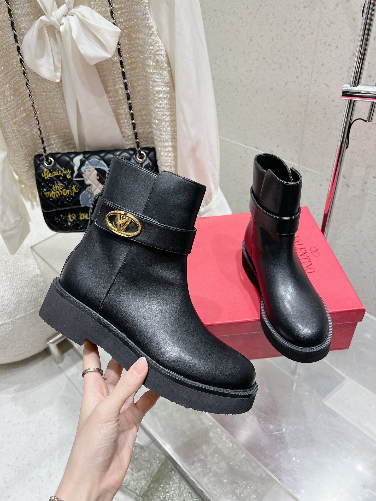 VLOGO SIGNATURE BLACK CALFSKIN ANKLE BOOT 30MM