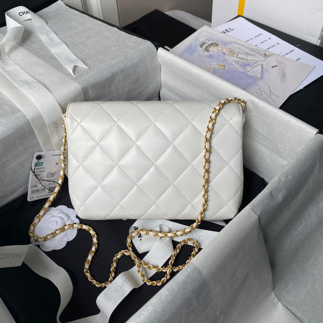 24a small flap bag 23cm white lambskin pearl and gold hardware