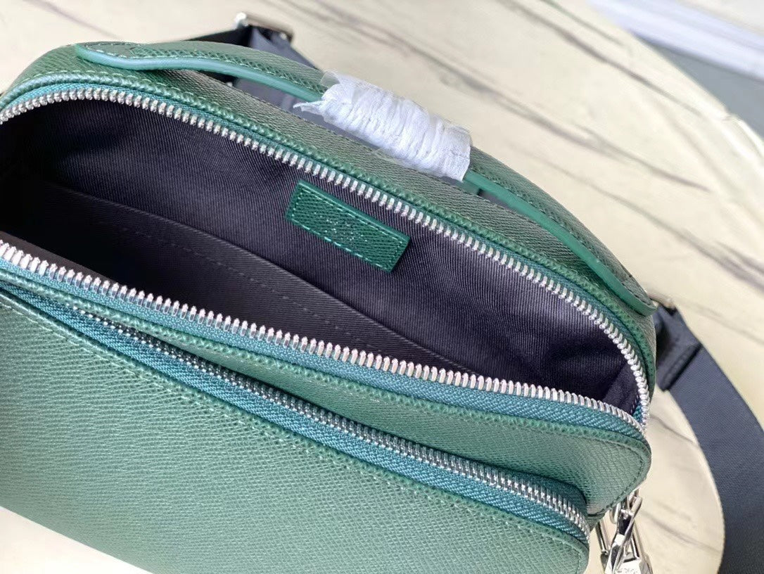  AVENUE MESSENGER 22 IN FOREST GREEN CALFSKIN