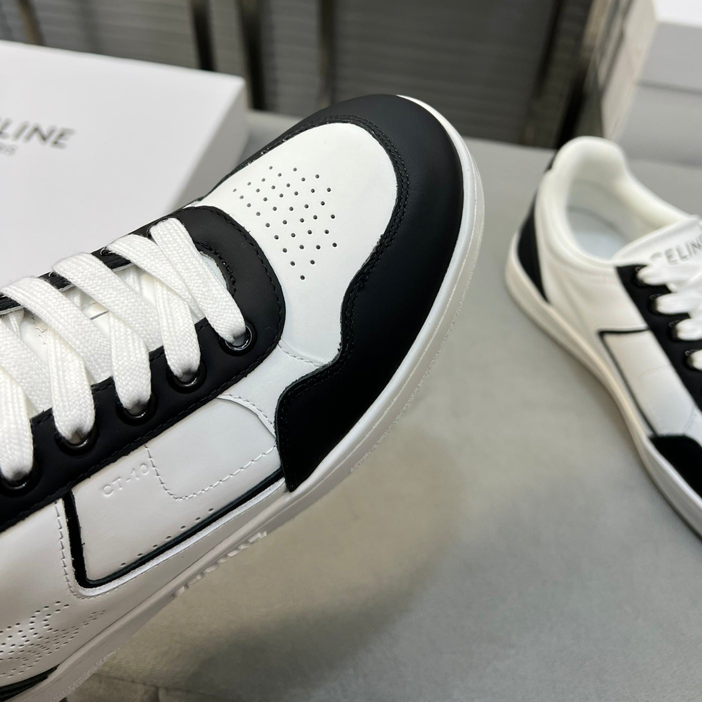 TRAINER LOW LACE-UP SNEAKER IN CALFSKIN, LAMINATED CALFSKIN AND SUEDE CALFSKIN OPTIC BLACK WHITE