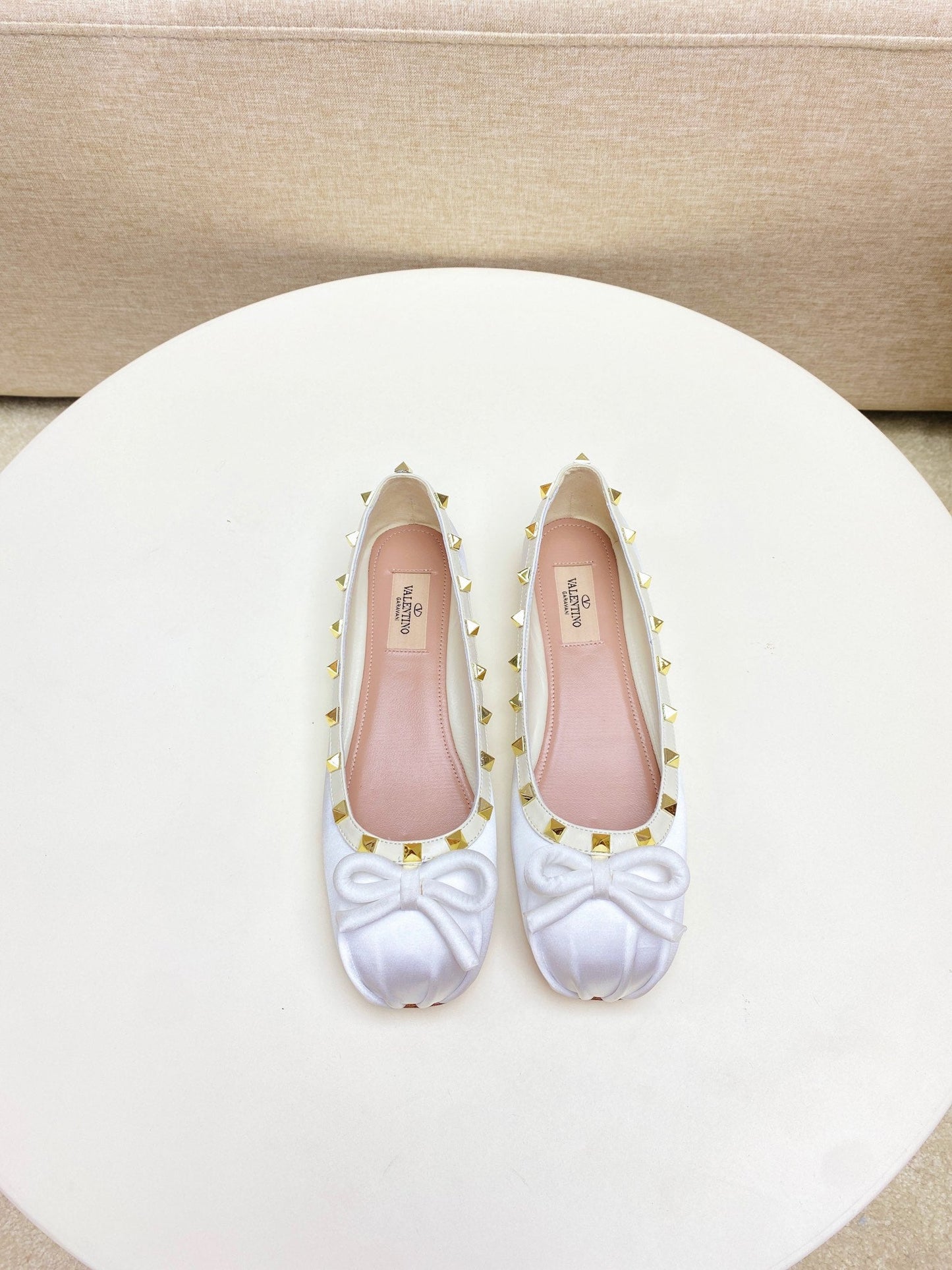 ROCKSTUD PATENT LEATHER BALLERINA IN WHITE SILK