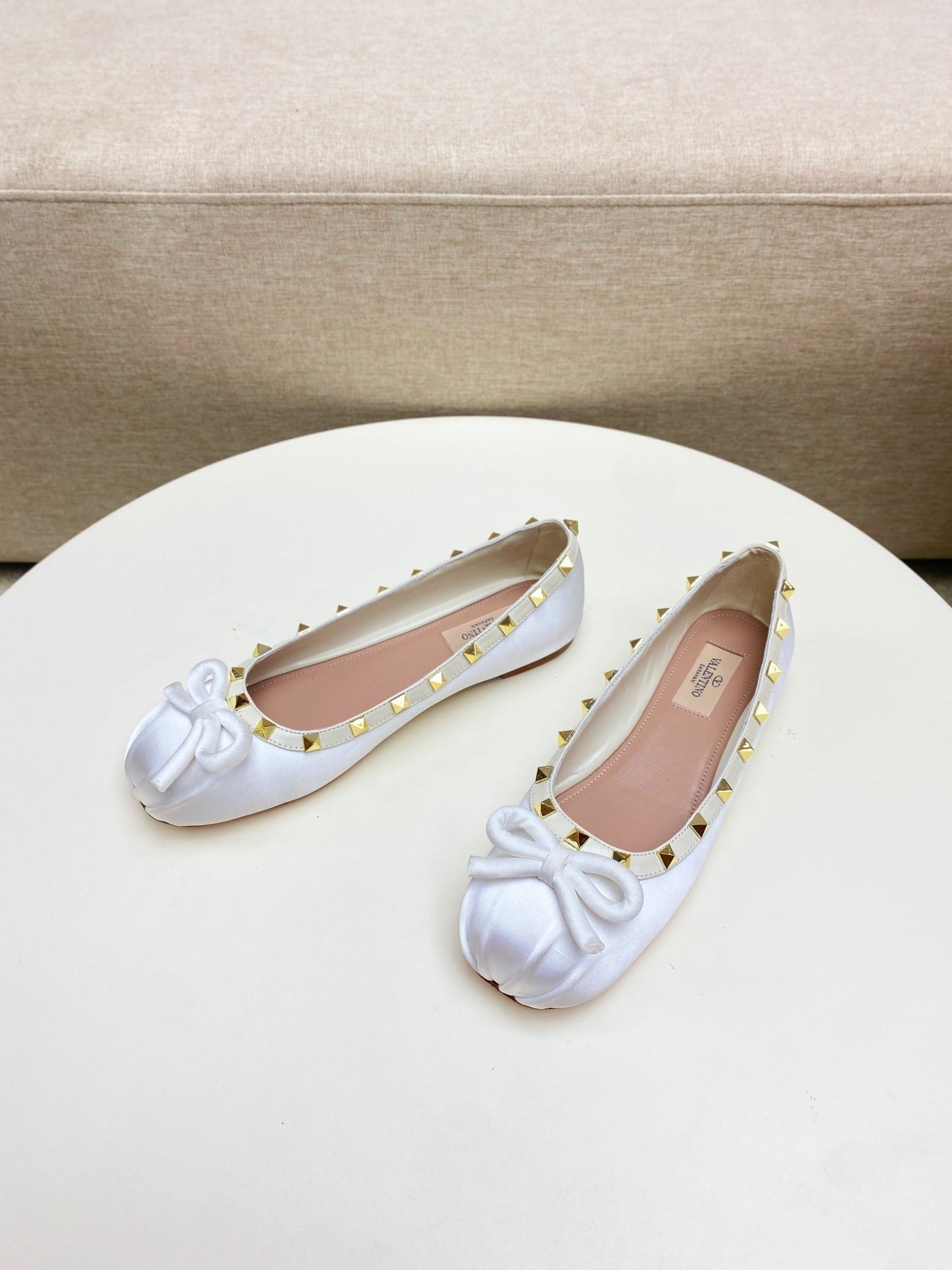 ROCKSTUD PATENT LEATHER BALLERINA IN WHITE SILK