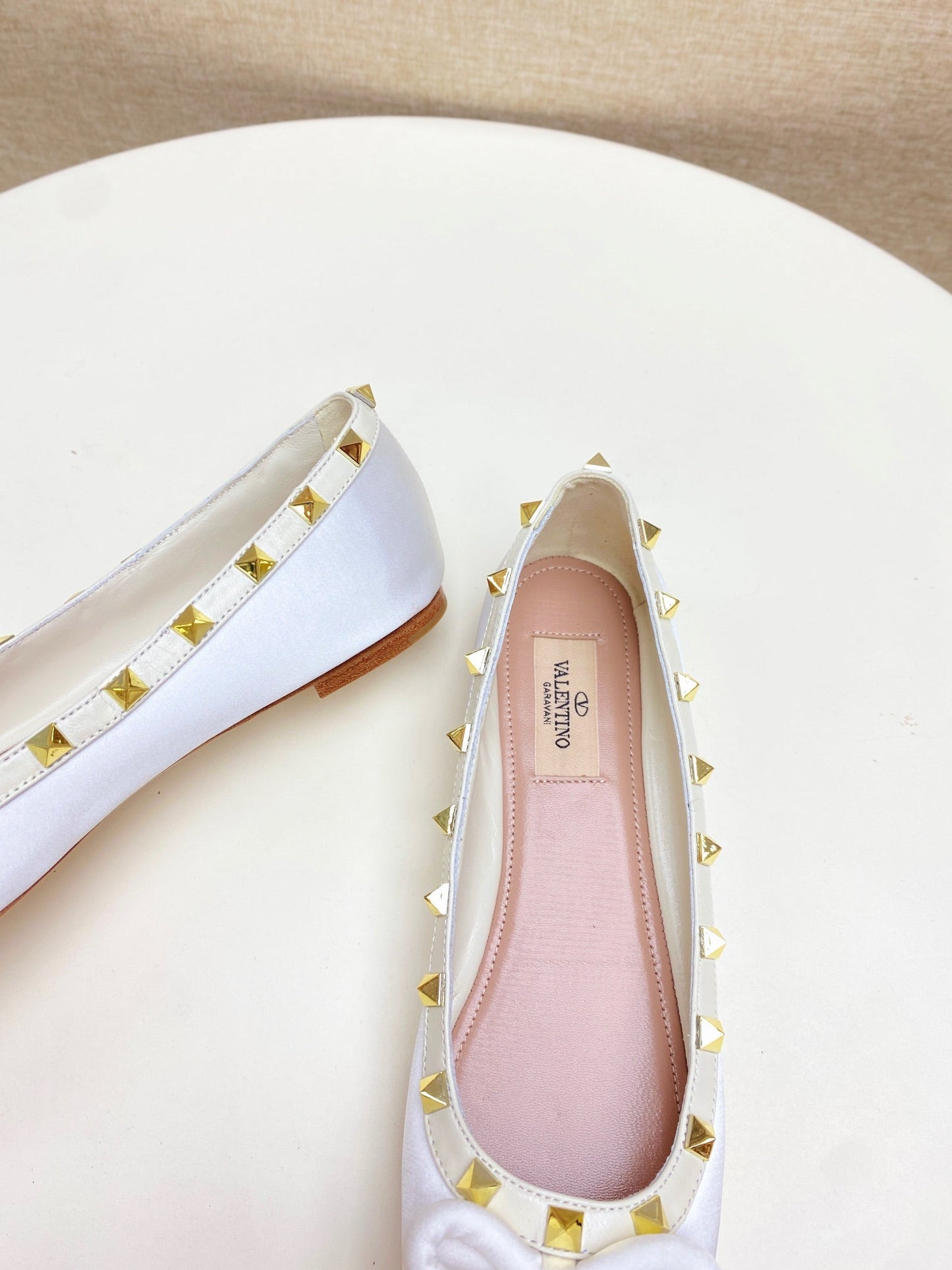 ROCKSTUD PATENT LEATHER BALLERINA IN WHITE SILK