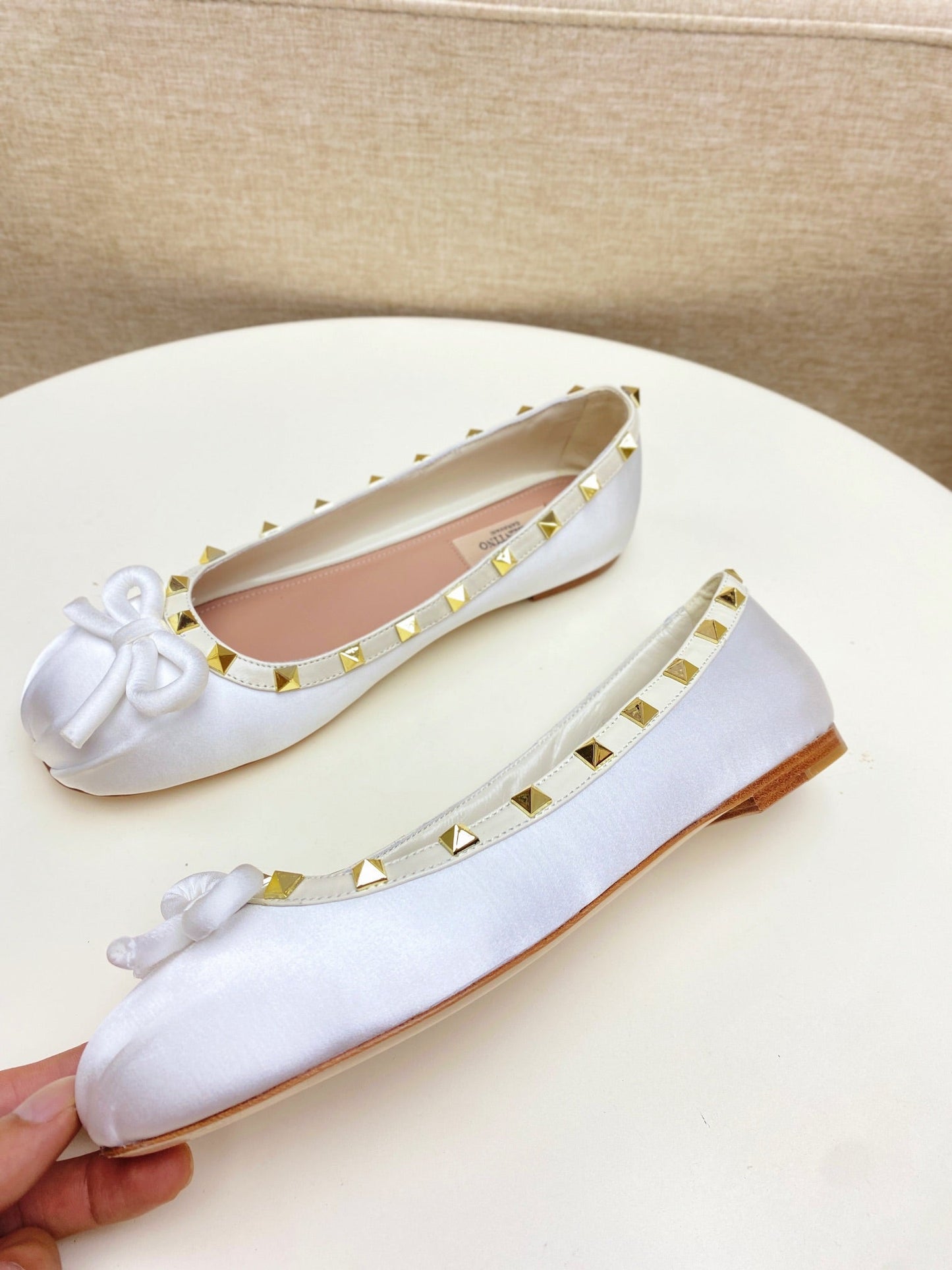 ROCKSTUD PATENT LEATHER BALLERINA IN WHITE SILK