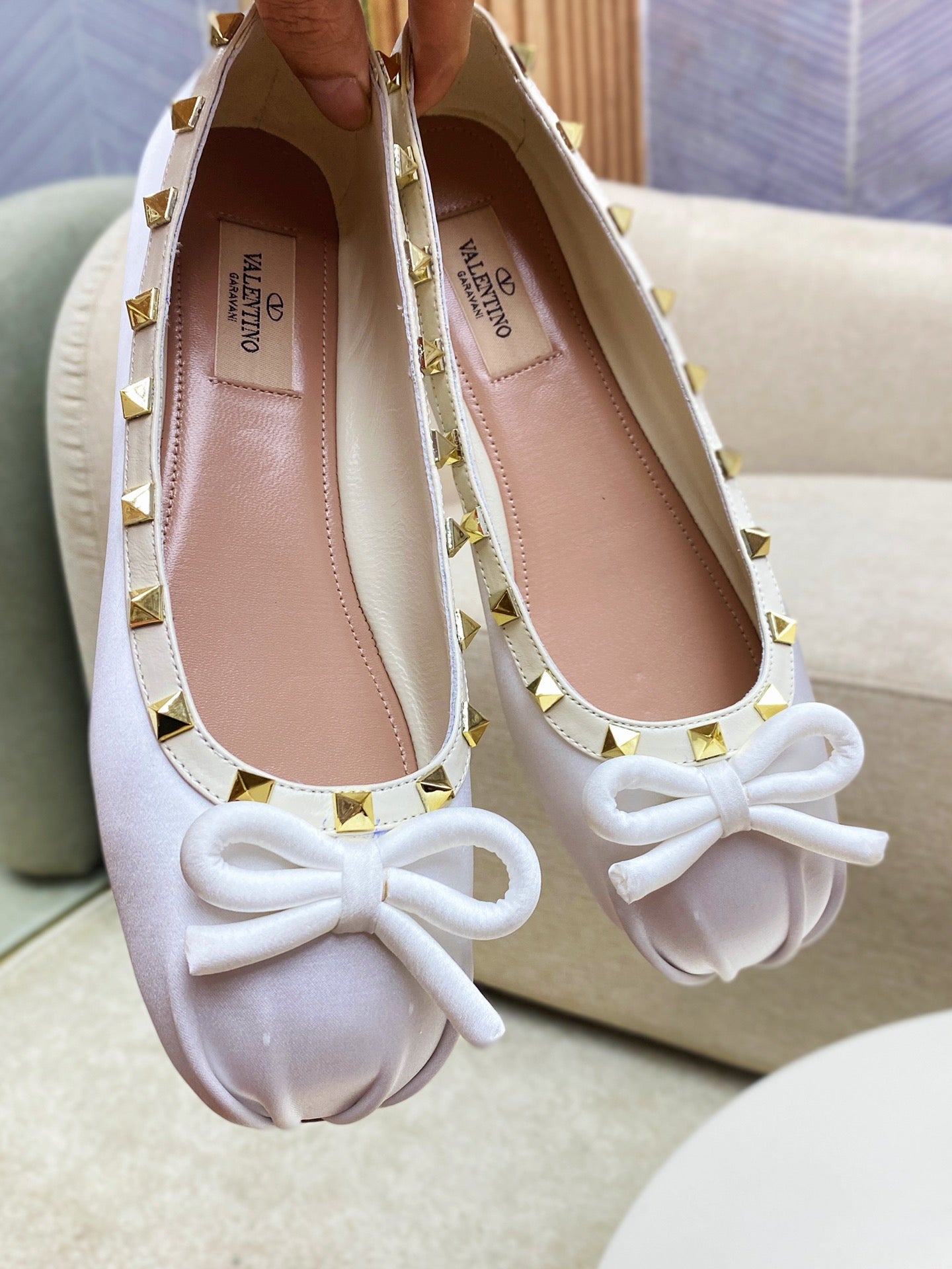 ROCKSTUD PATENT LEATHER BALLERINA IN WHITE SILK