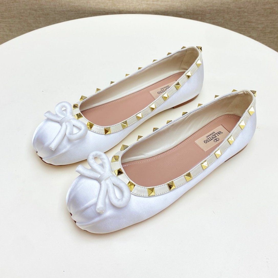 ROCKSTUD PATENT LEATHER BALLERINA IN WHITE SILK