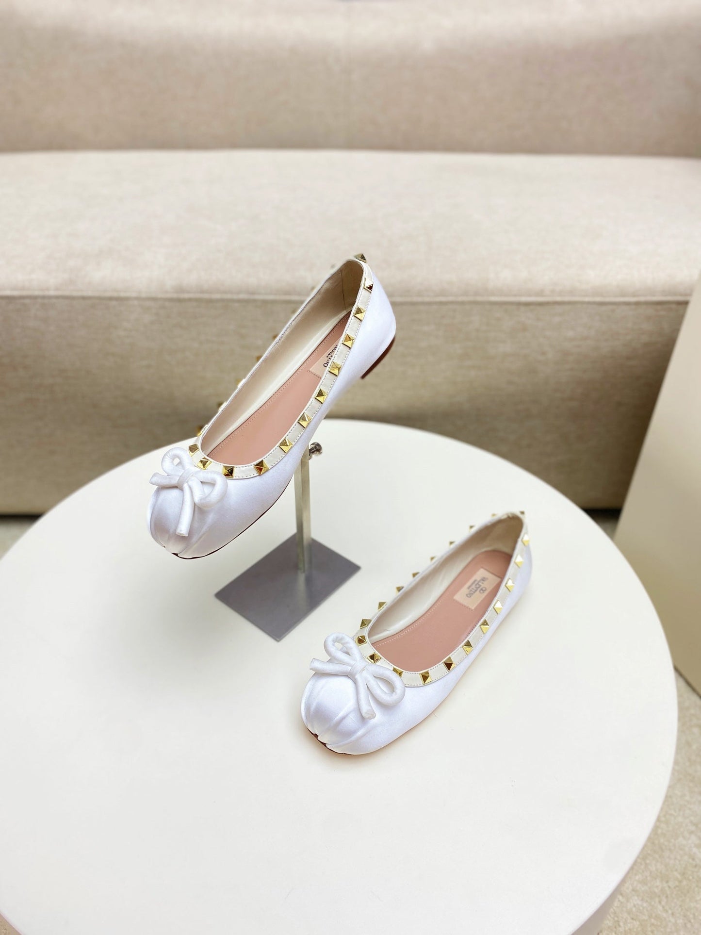 ROCKSTUD PATENT LEATHER BALLERINA IN WHITE SILK