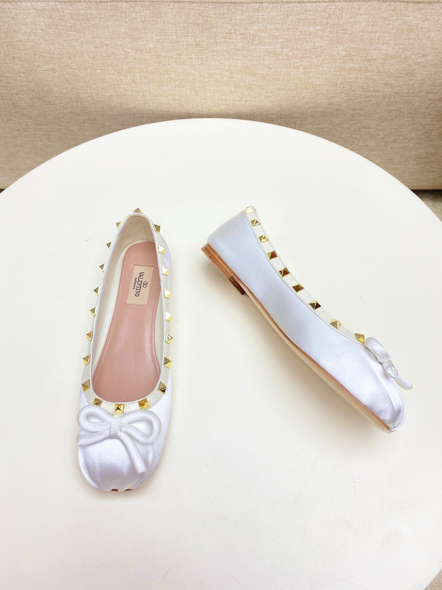 ROCKSTUD PATENT LEATHER BALLERINA IN WHITE SILK