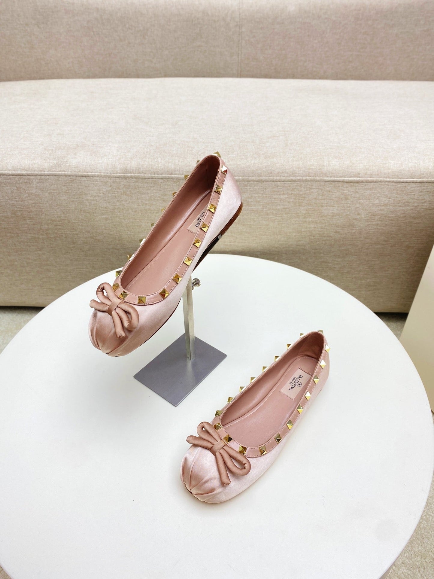 ROCKSTUD PATENT LEATHER BALLERINA IN LIGHT PINK SILK