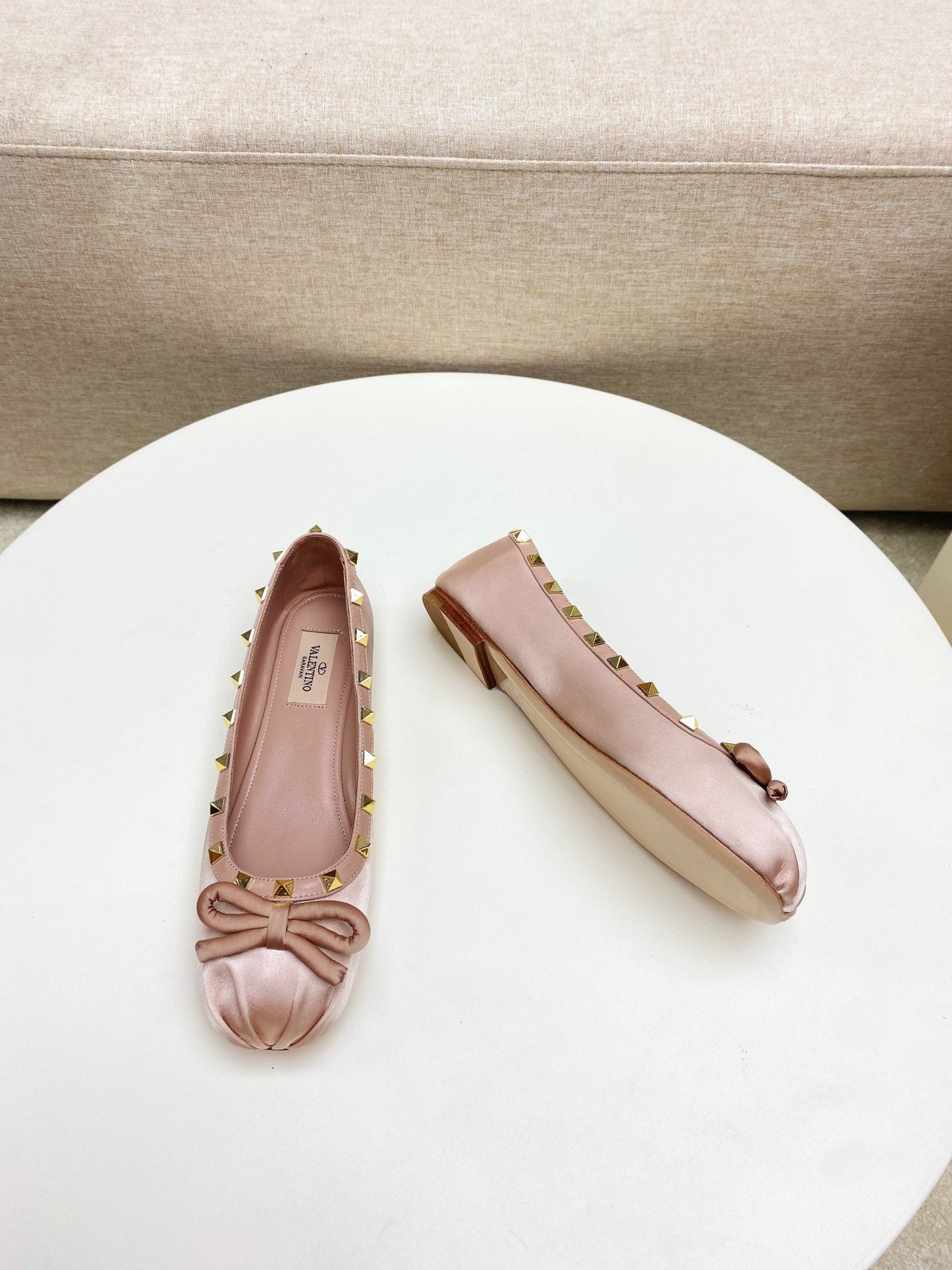 ROCKSTUD PATENT LEATHER BALLERINA IN LIGHT PINK SILK