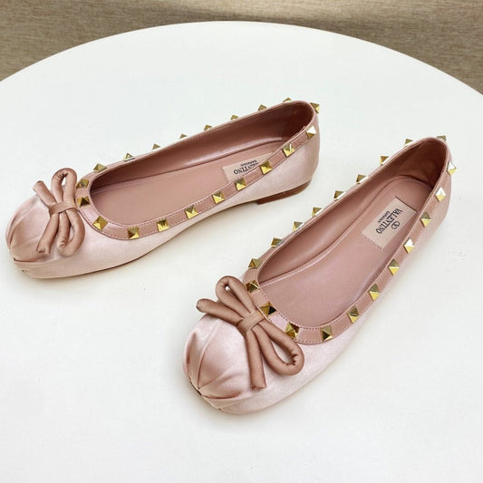 ROCKSTUD PATENT LEATHER BALLERINA IN LIGHT PINK SILK