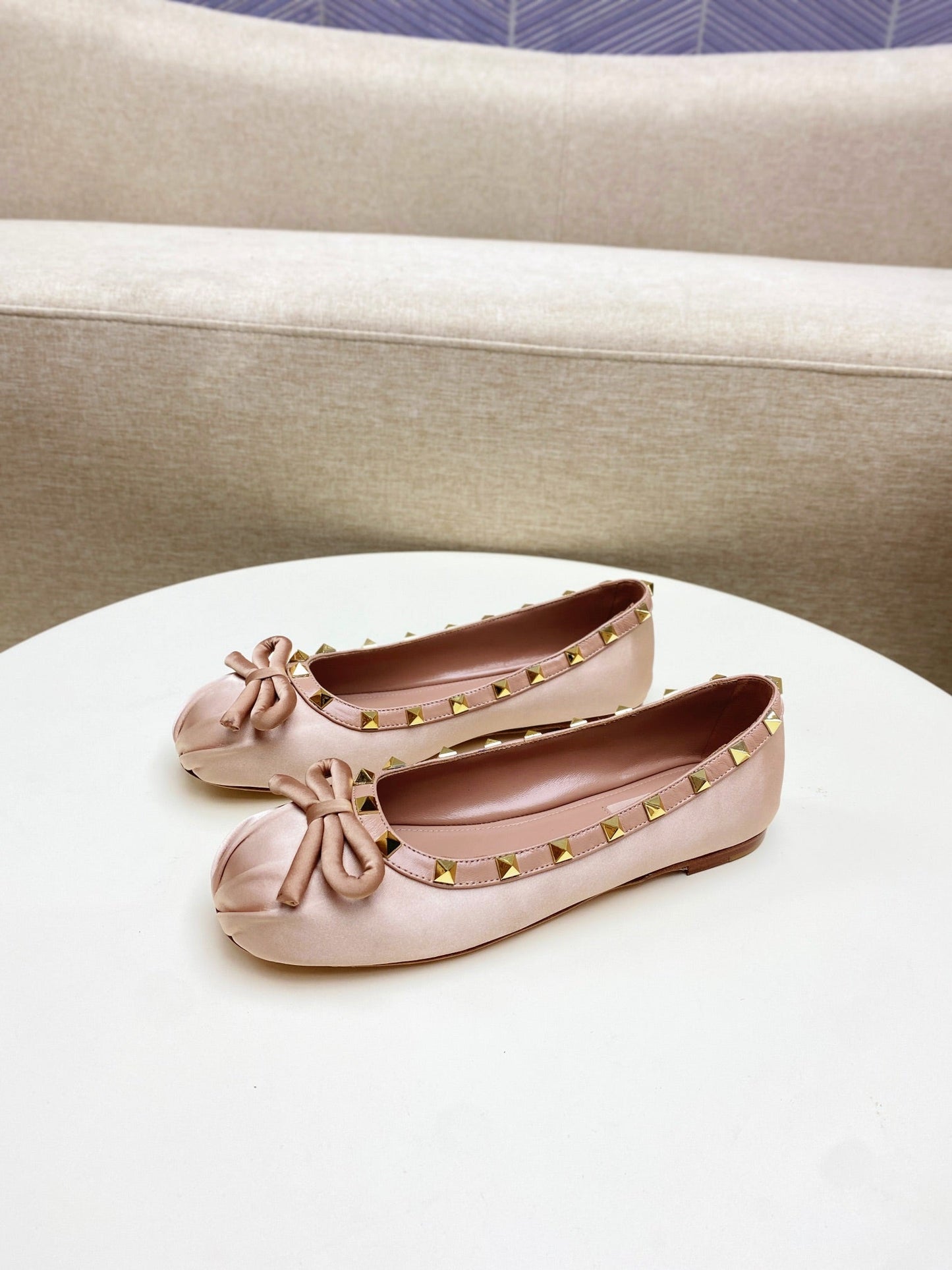 ROCKSTUD PATENT LEATHER BALLERINA IN LIGHT PINK SILK