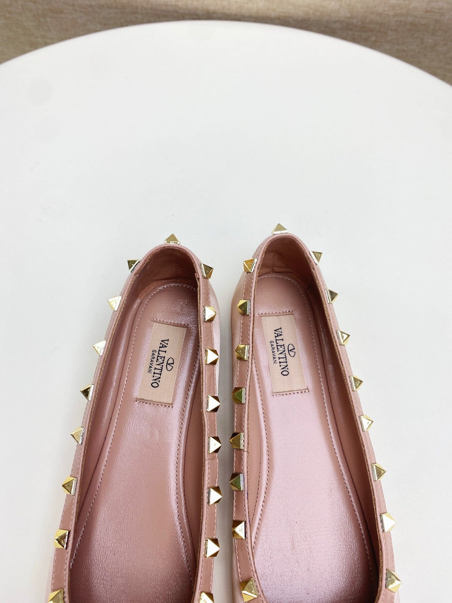 ROCKSTUD PATENT LEATHER BALLERINA IN LIGHT PINK SILK