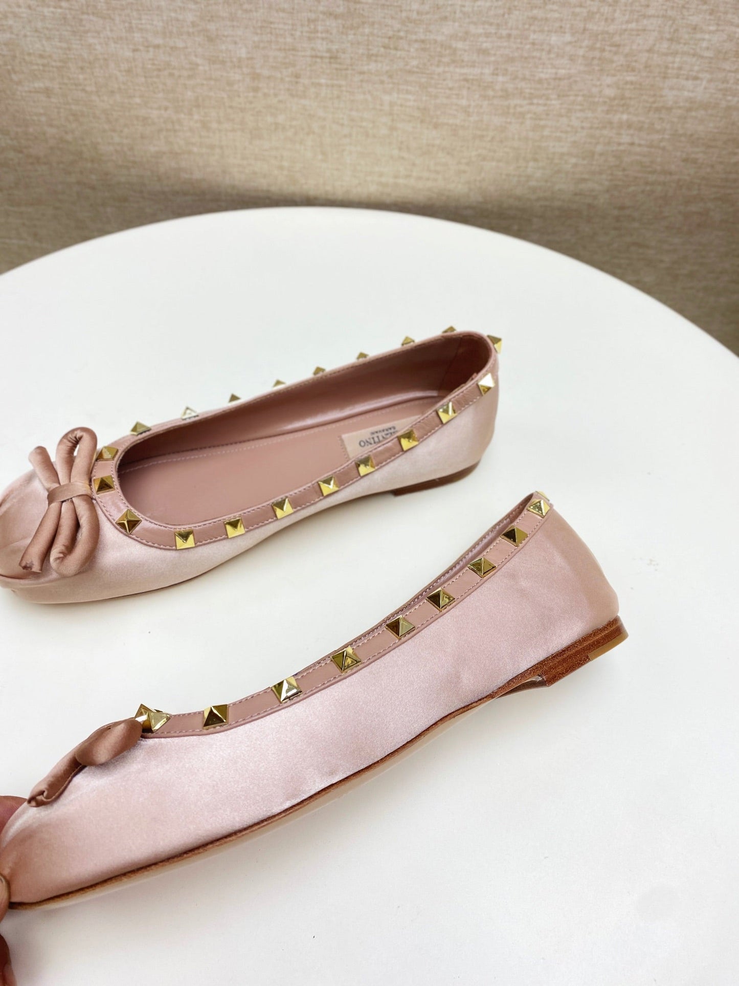 ROCKSTUD PATENT LEATHER BALLERINA IN LIGHT PINK SILK